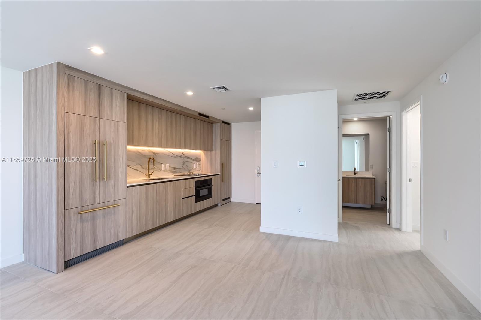 2410 0 / 2  sq. ft. $ 2025-08-15 0 foto