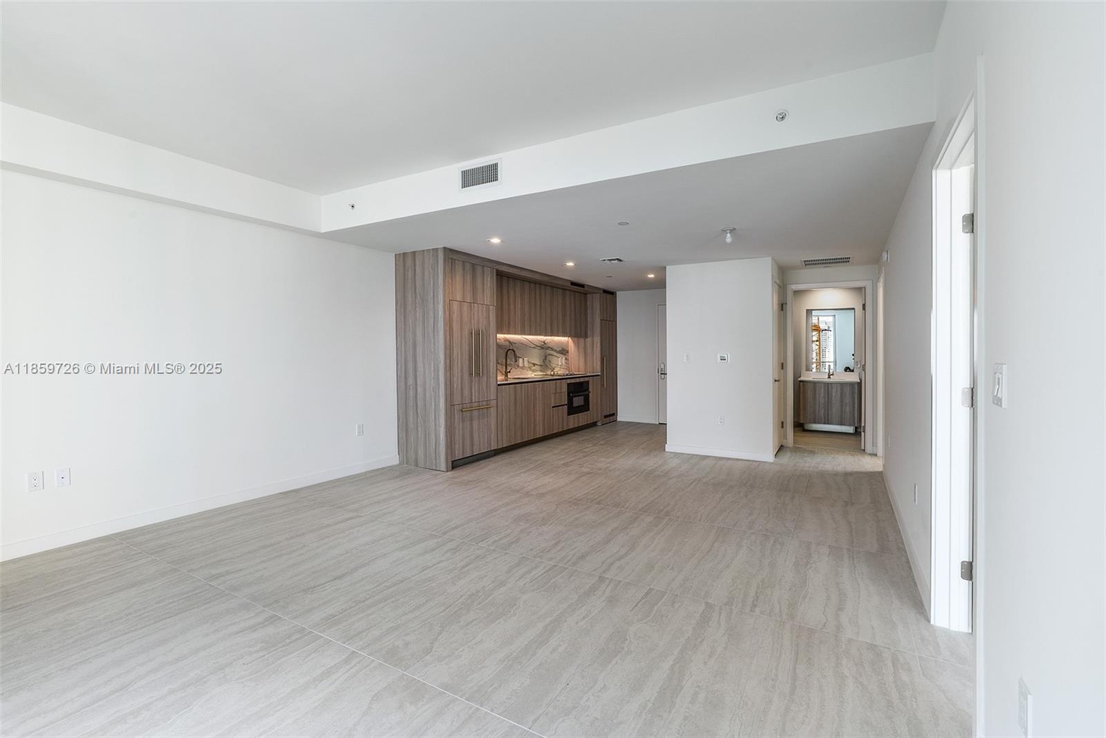 2410 0 / 2  sq. ft. $ 2025-08-15 0 foto