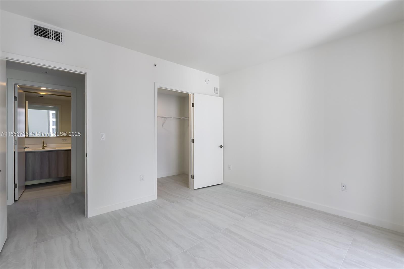 2410 0 / 2  sq. ft. $ 2025-08-15 0 foto