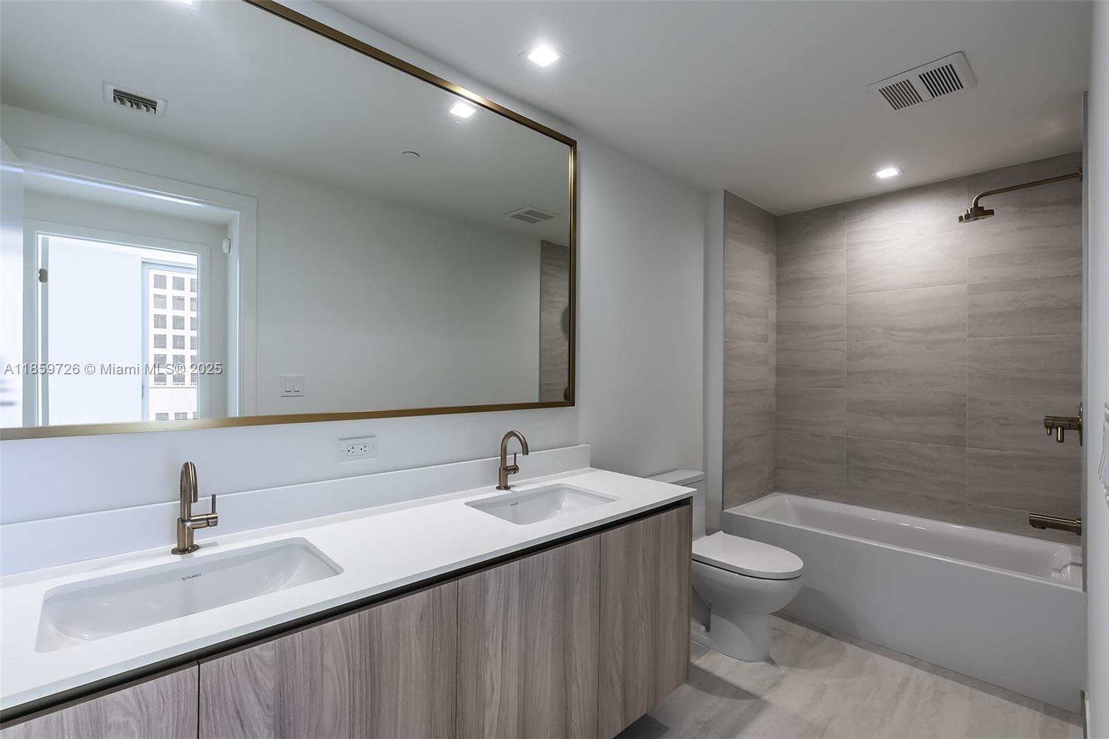 2410 0 / 2  sq. ft. $ 2025-08-15 0 foto