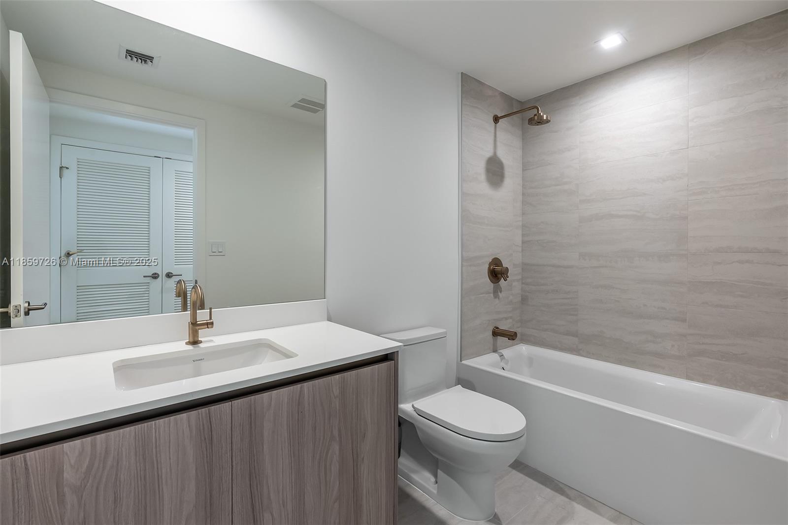 2410 0 / 2  sq. ft. $ 2025-08-15 0 foto