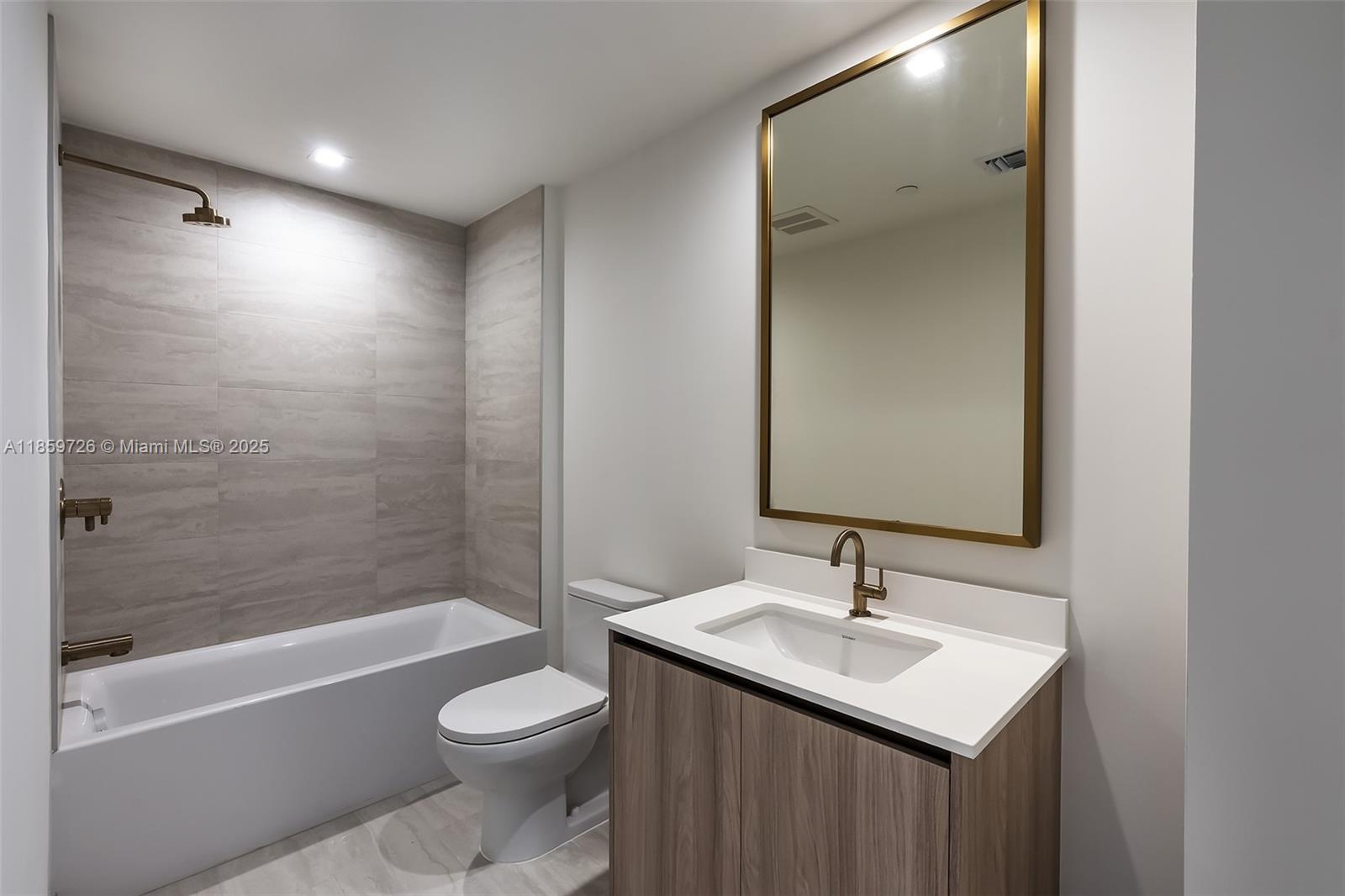 2410 0 / 2  sq. ft. $ 2025-08-15 0 foto