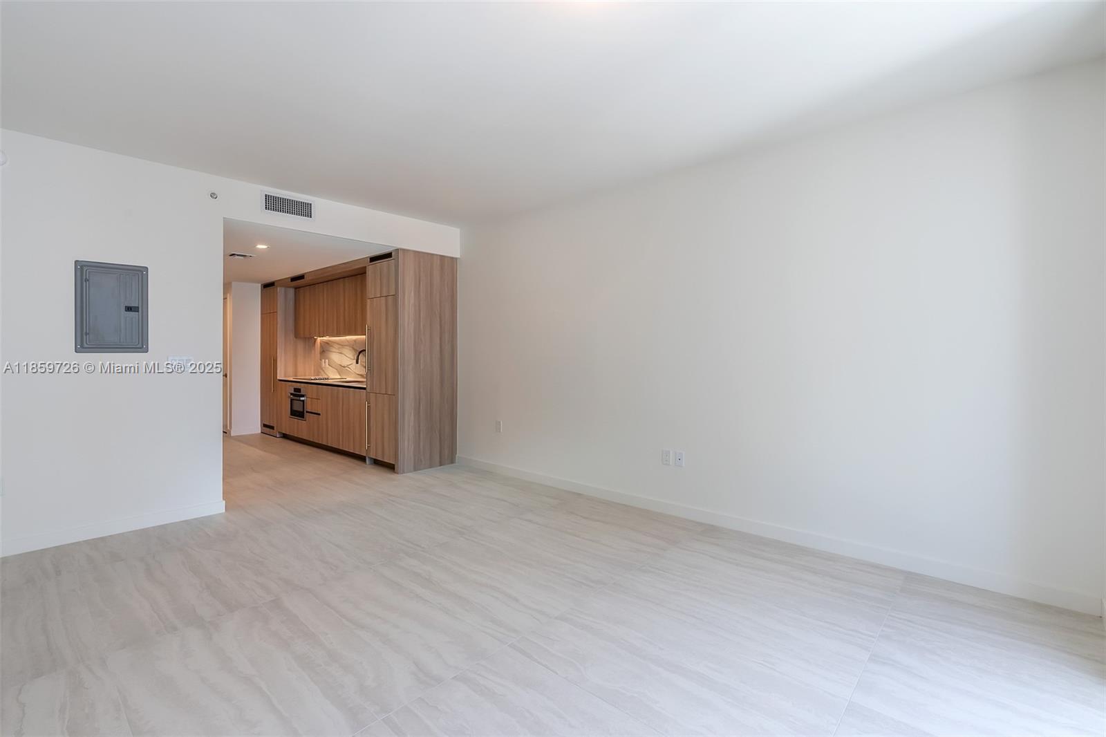 2410 0 / 2  sq. ft. $ 2025-08-15 0 foto