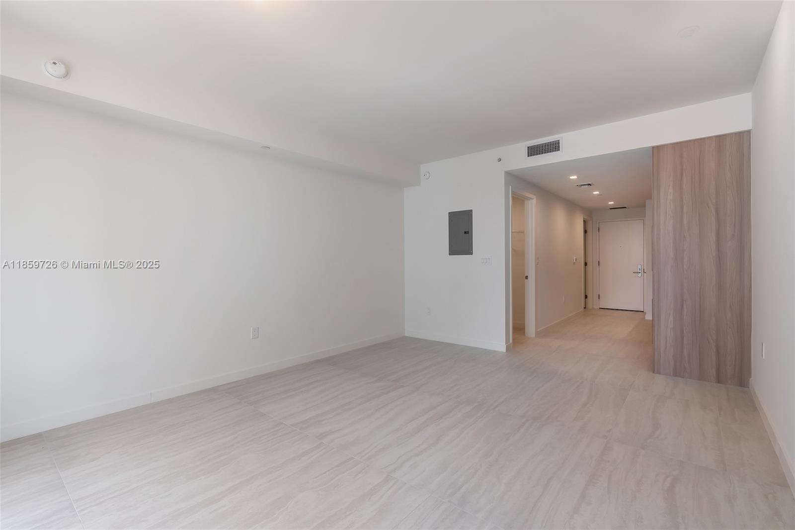 2410 0 / 2  sq. ft. $ 2025-08-15 0 foto