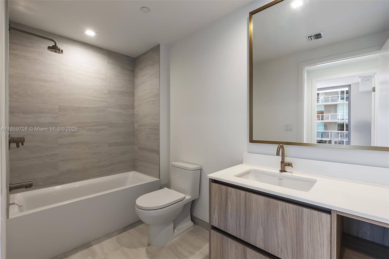 2410 0 / 2  sq. ft. $ 2025-08-15 0 foto