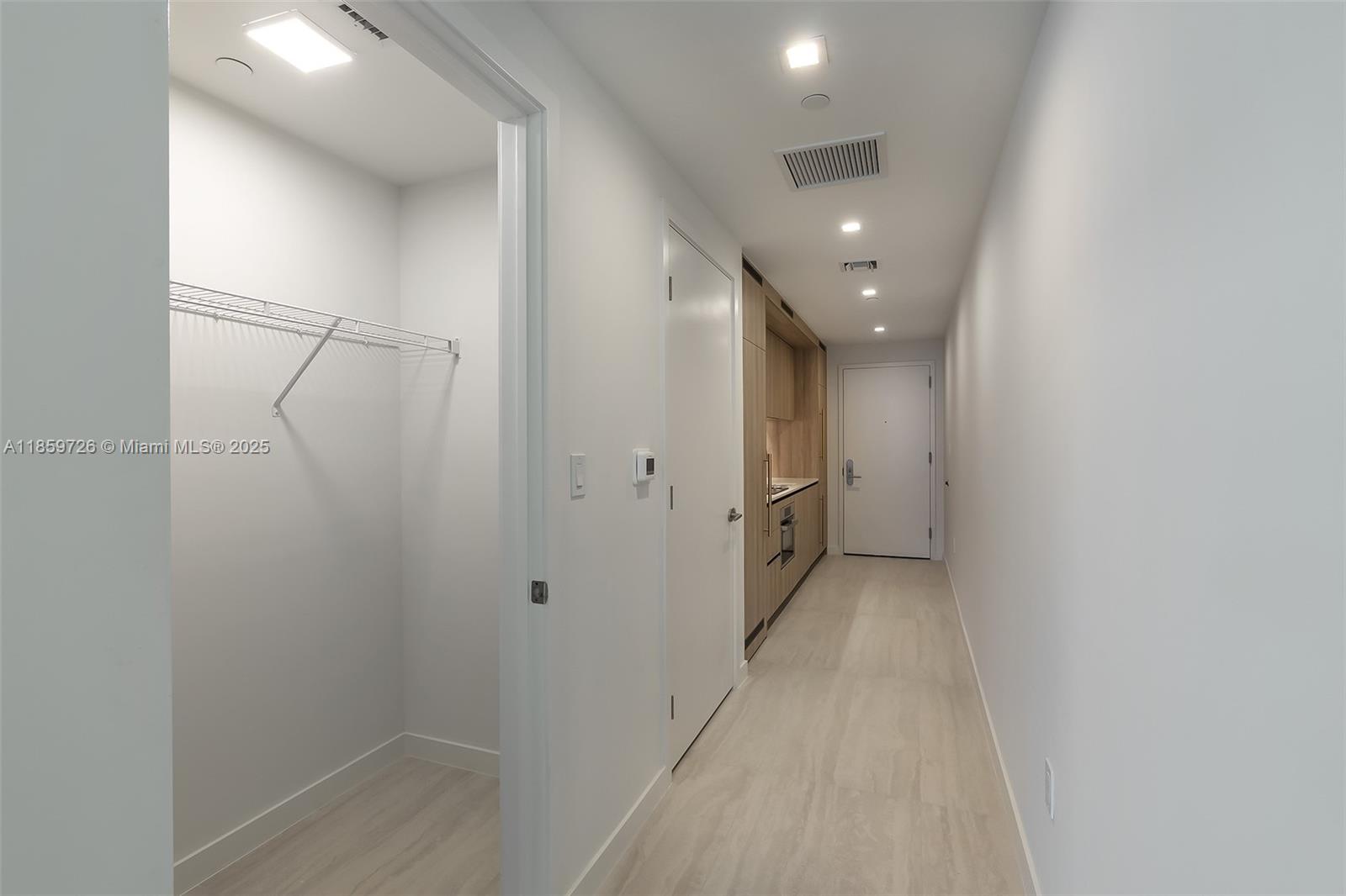 2410 0 / 2  sq. ft. $ 2025-08-15 0 foto