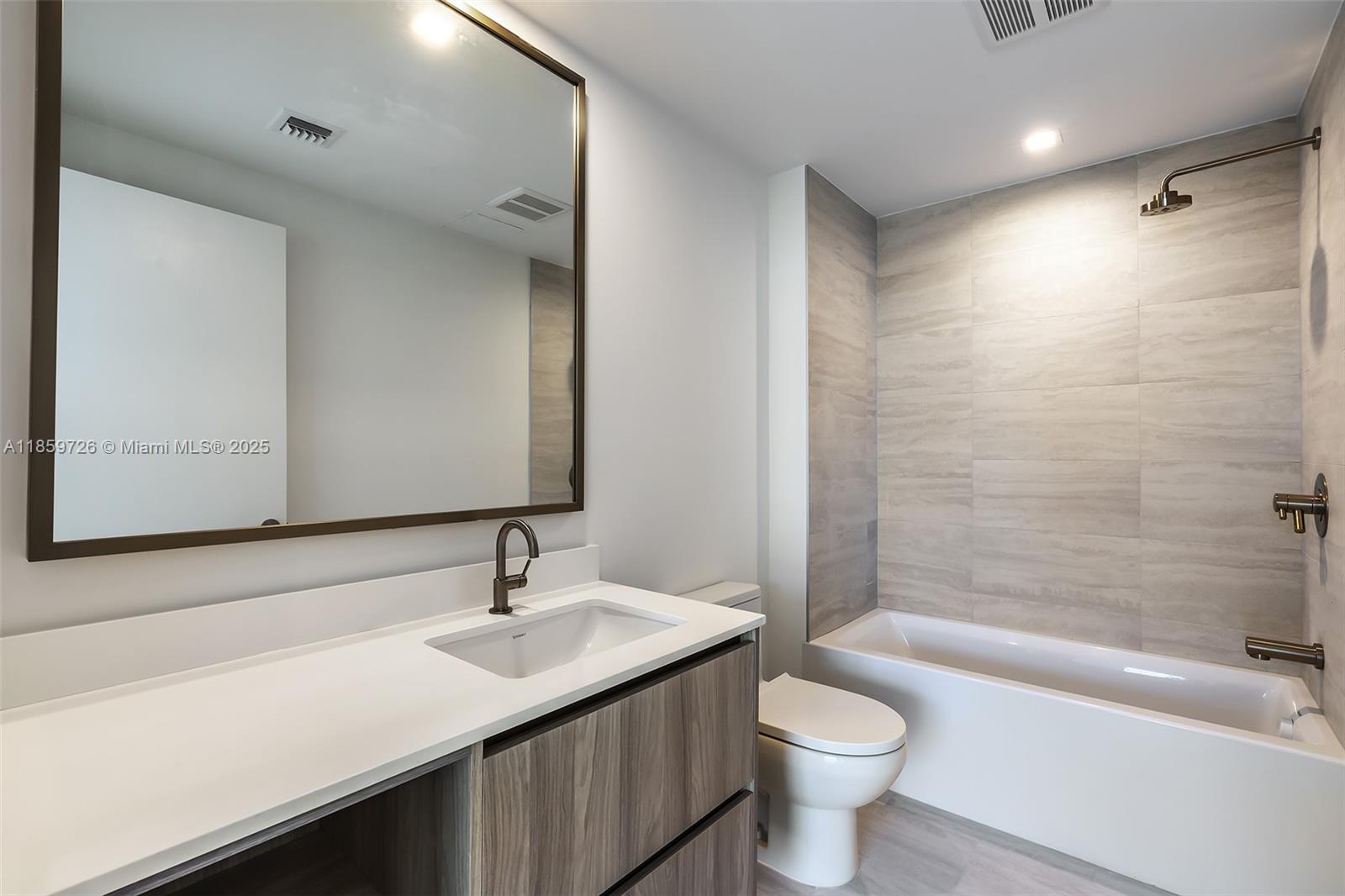 2410 0 / 2  sq. ft. $ 2025-08-15 0 foto