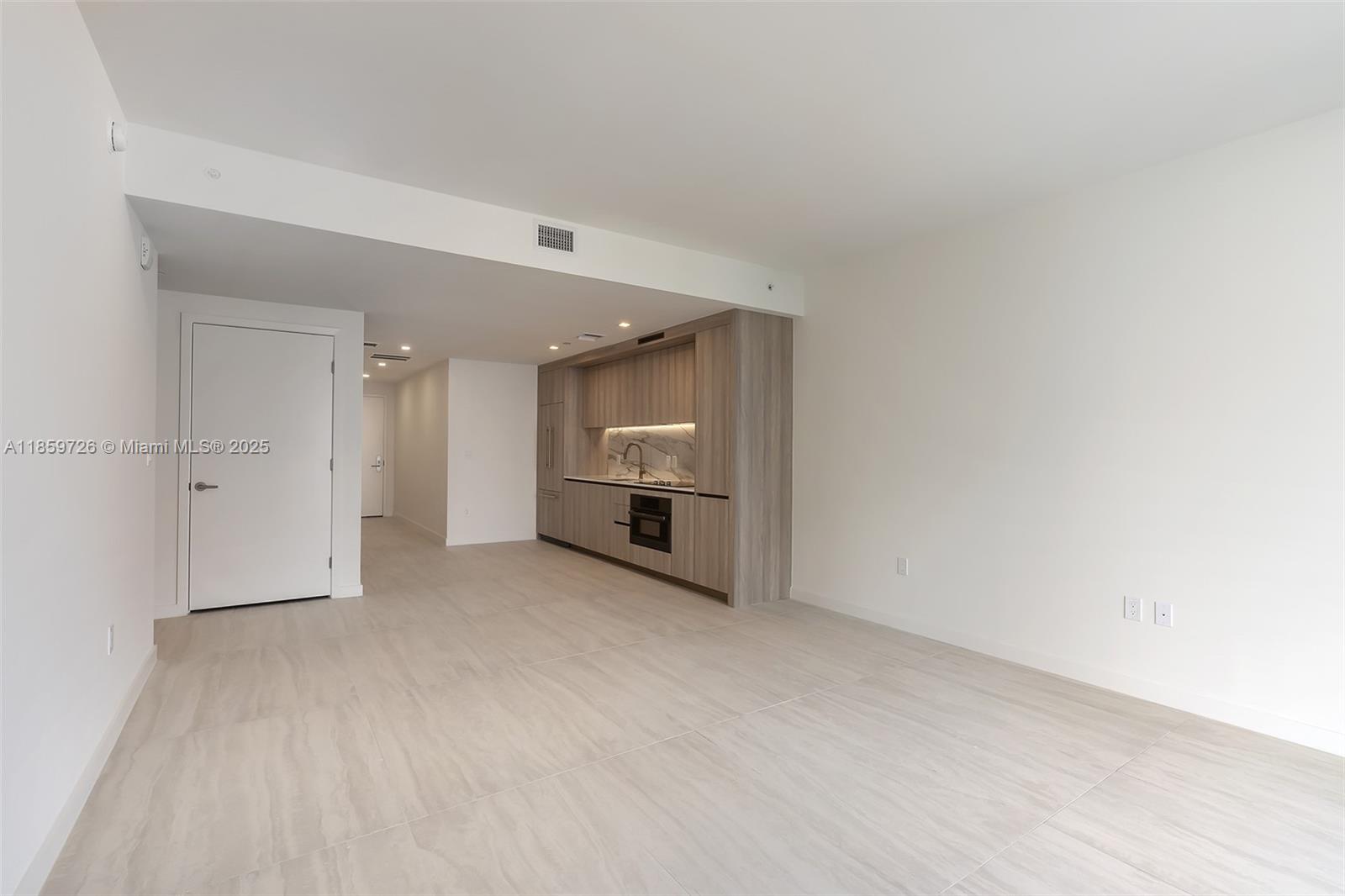 2410 0 / 2  sq. ft. $ 2025-08-15 0 foto