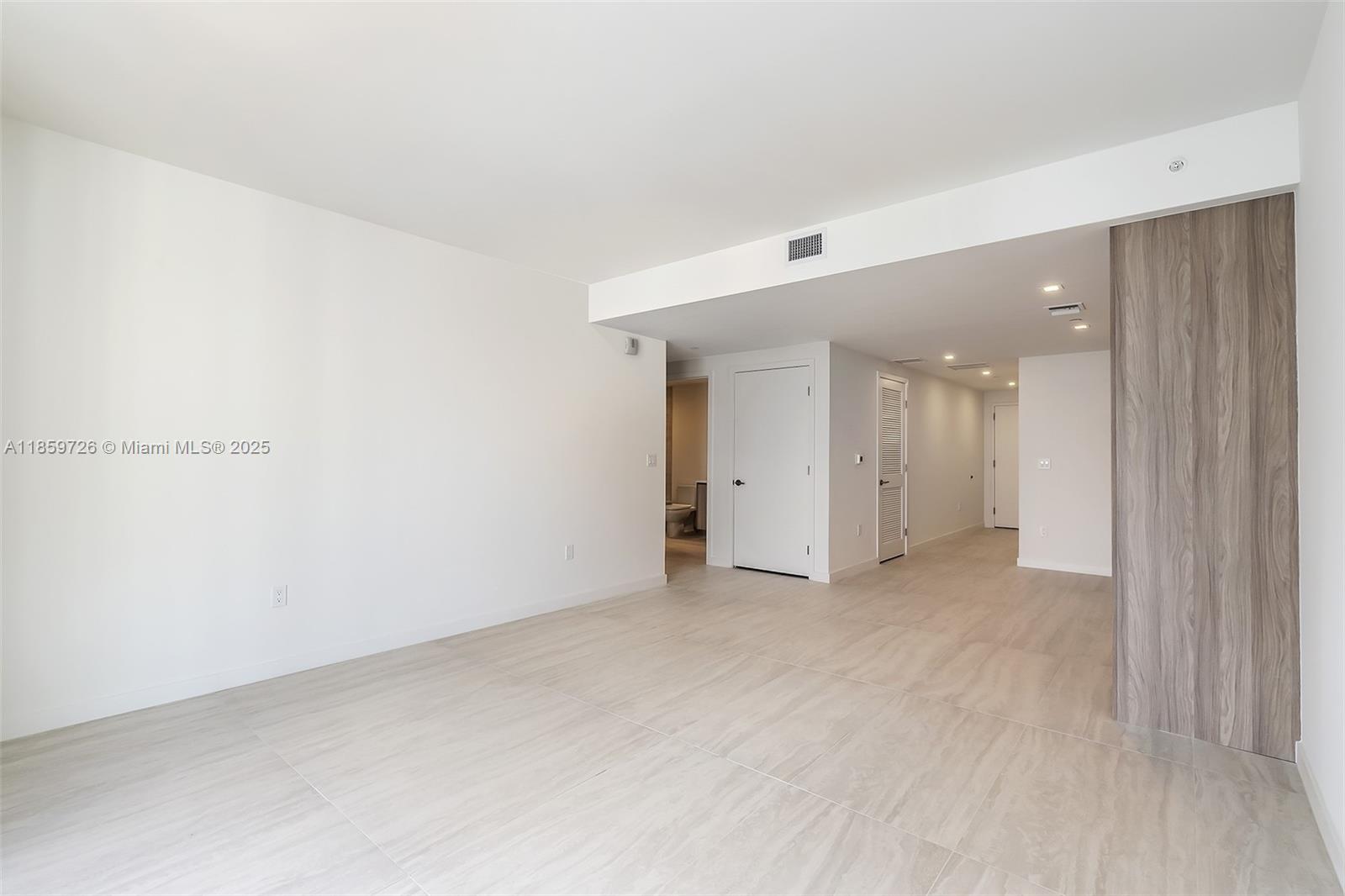 2410 0 / 2  sq. ft. $ 2025-08-15 0 foto