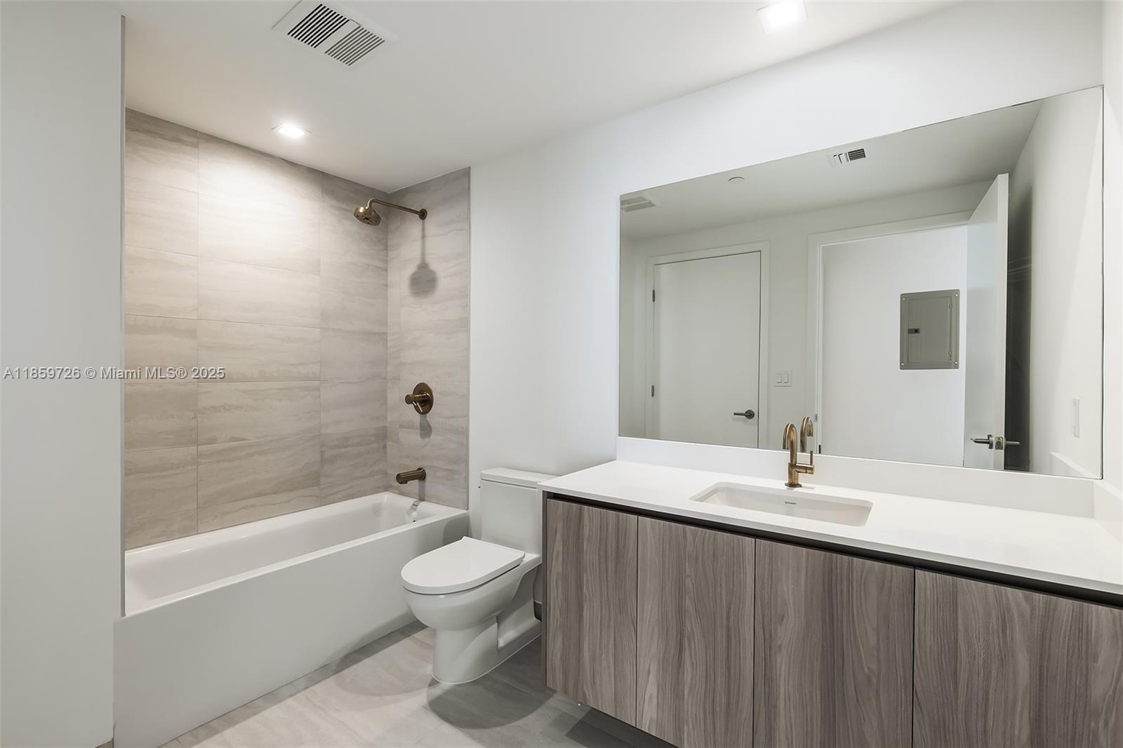 2410 0 / 2  sq. ft. $ 2025-08-15 0 foto