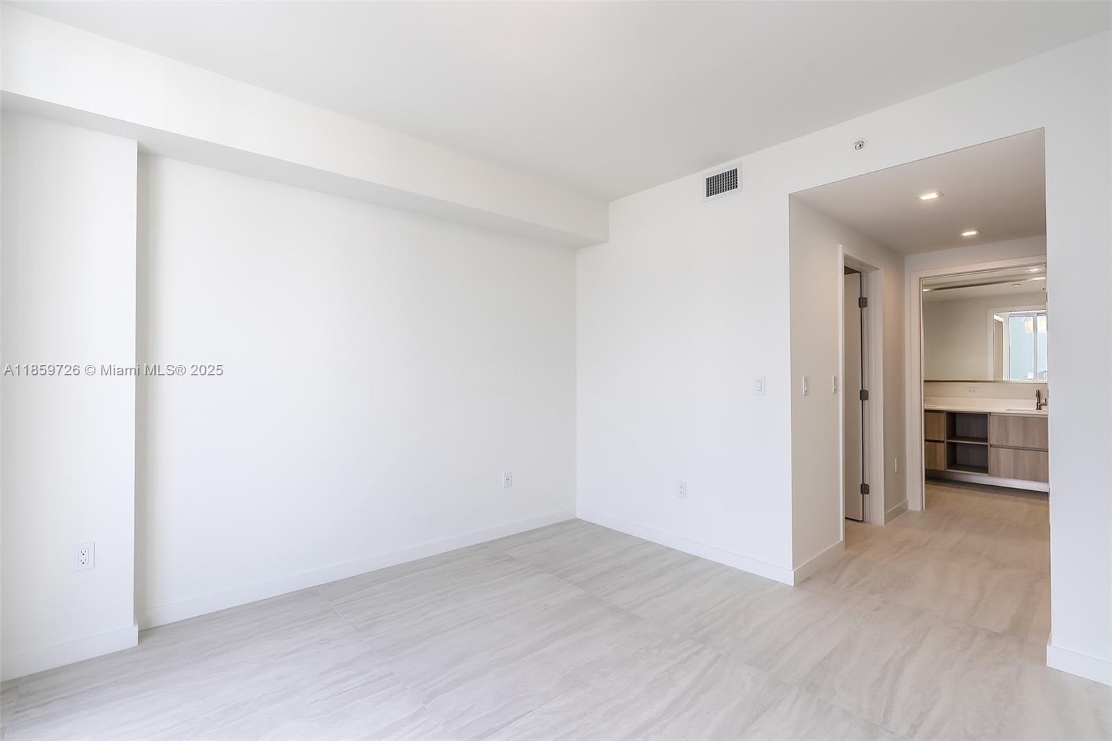 2410 0 / 2  sq. ft. $ 2025-08-15 0 foto