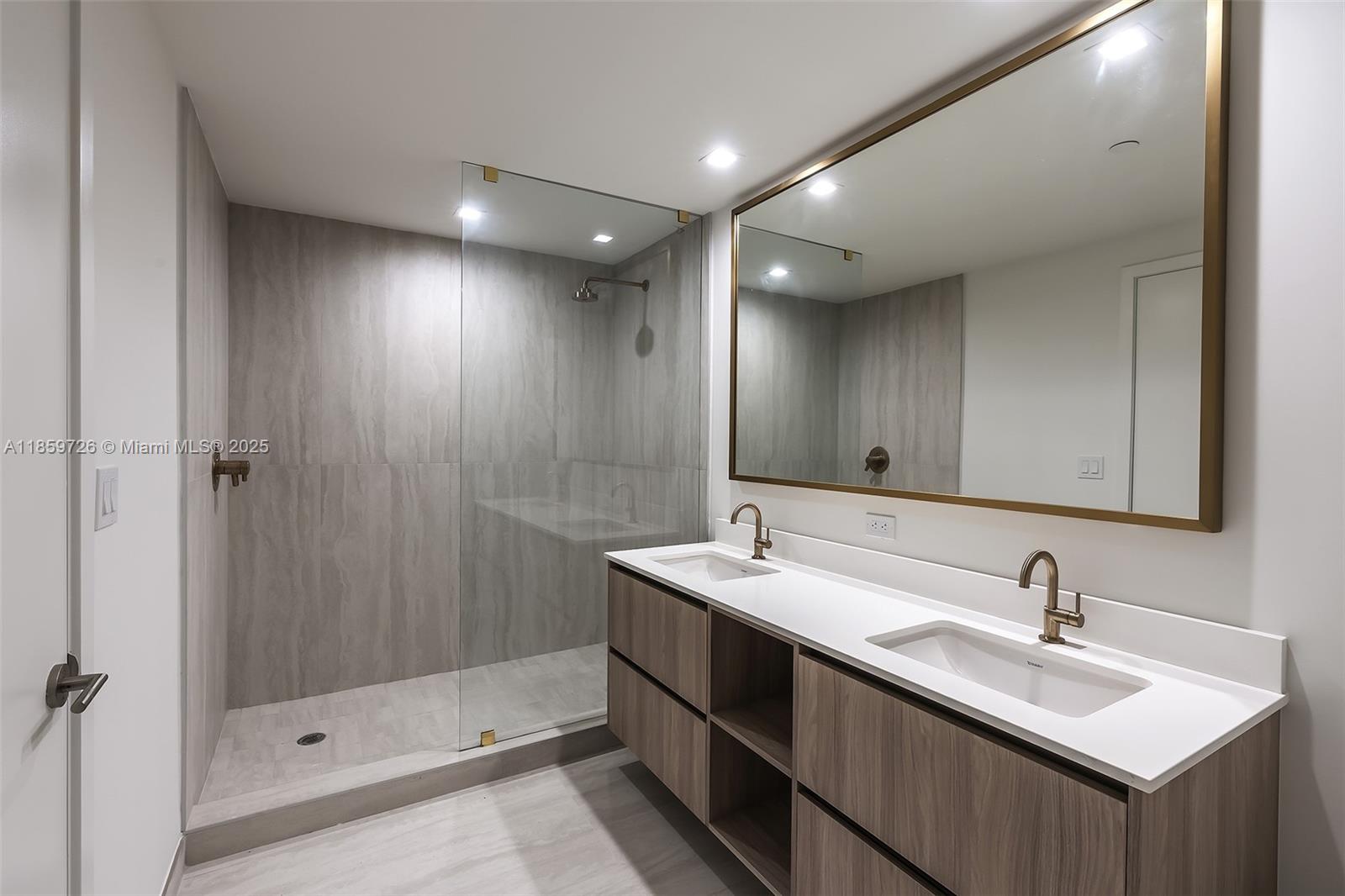 2410 0 / 2  sq. ft. $ 2025-08-15 0 foto