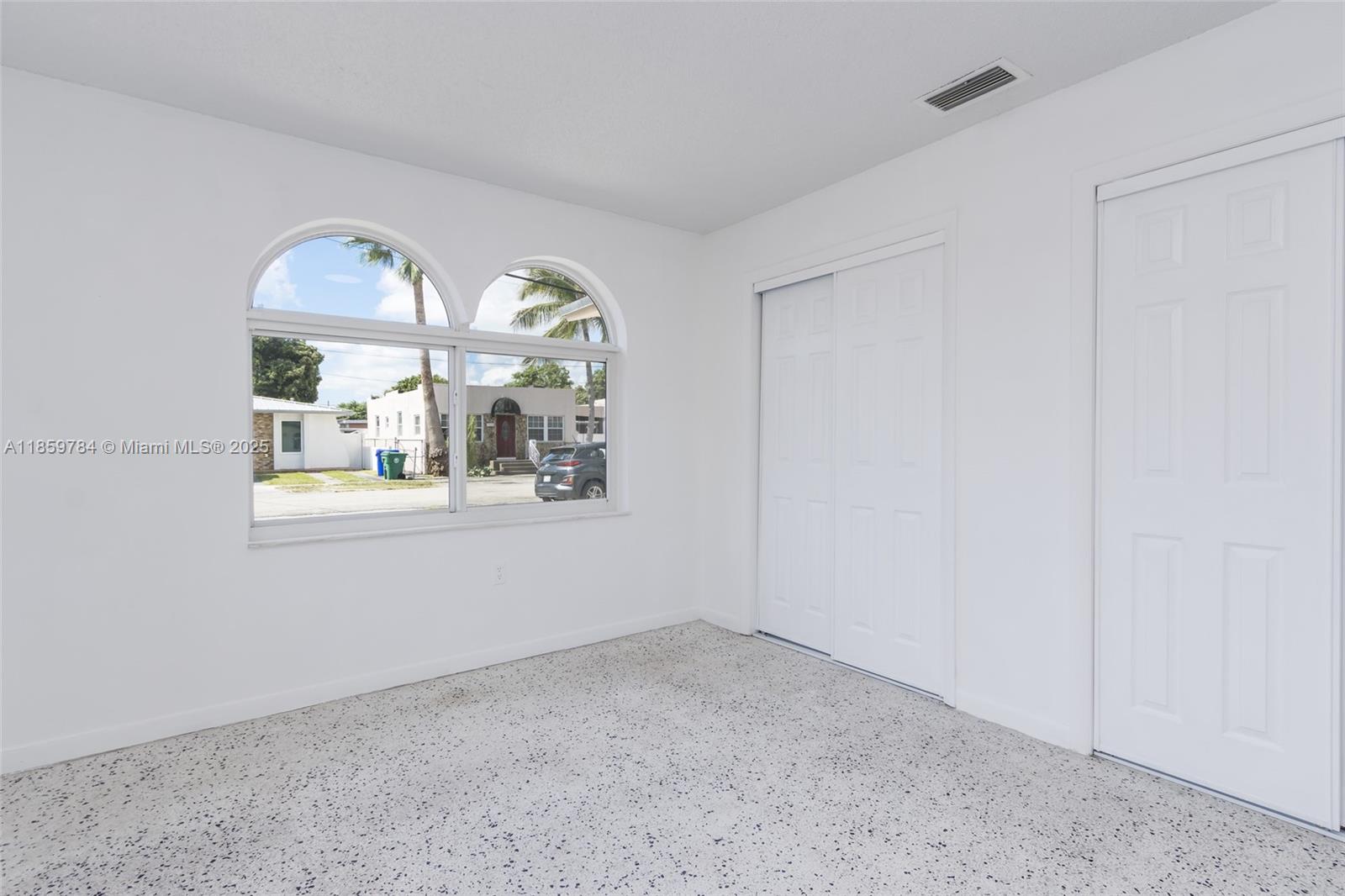 See details / 2350 sq. ft. $ 2025-08-15 0 Photo