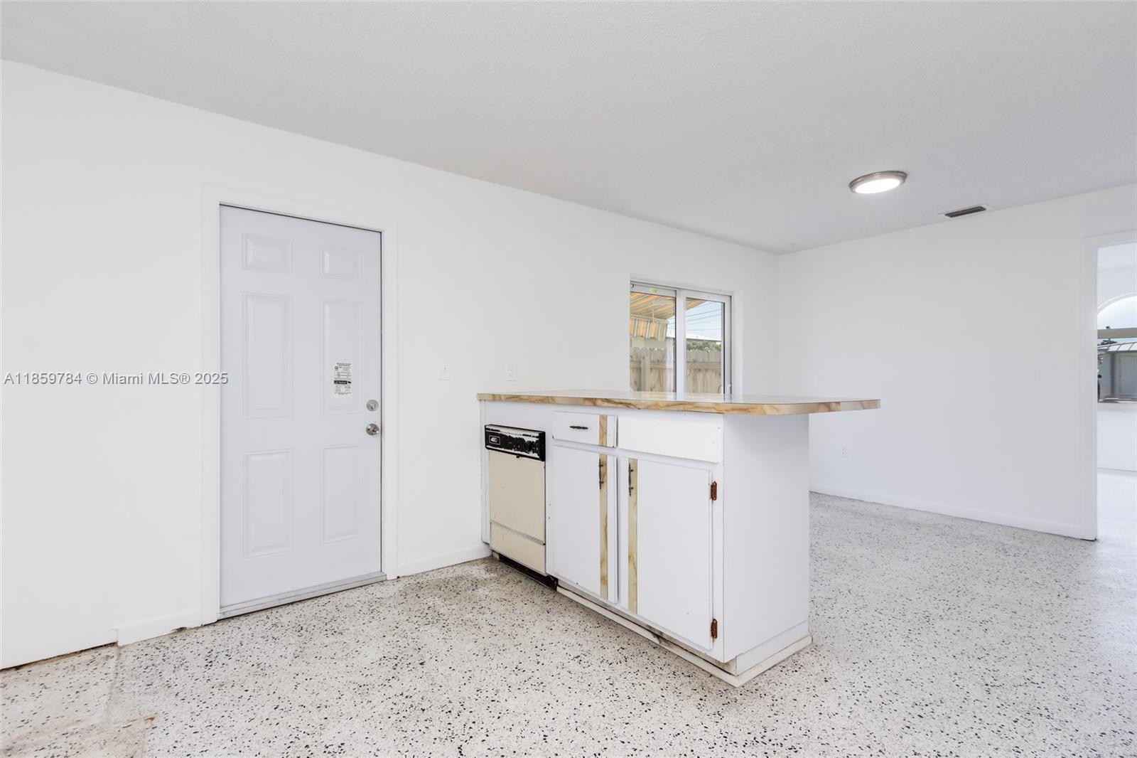 See details / 2350 sq. ft. $ 2025-08-15 0 Photo