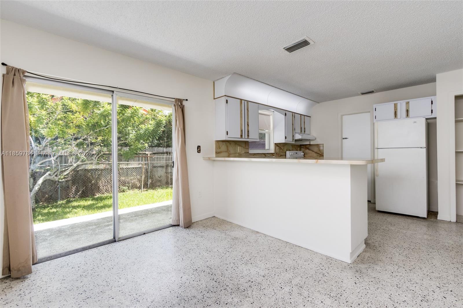 See details / 2350 sq. ft. $ 2025-08-15 0 Photo