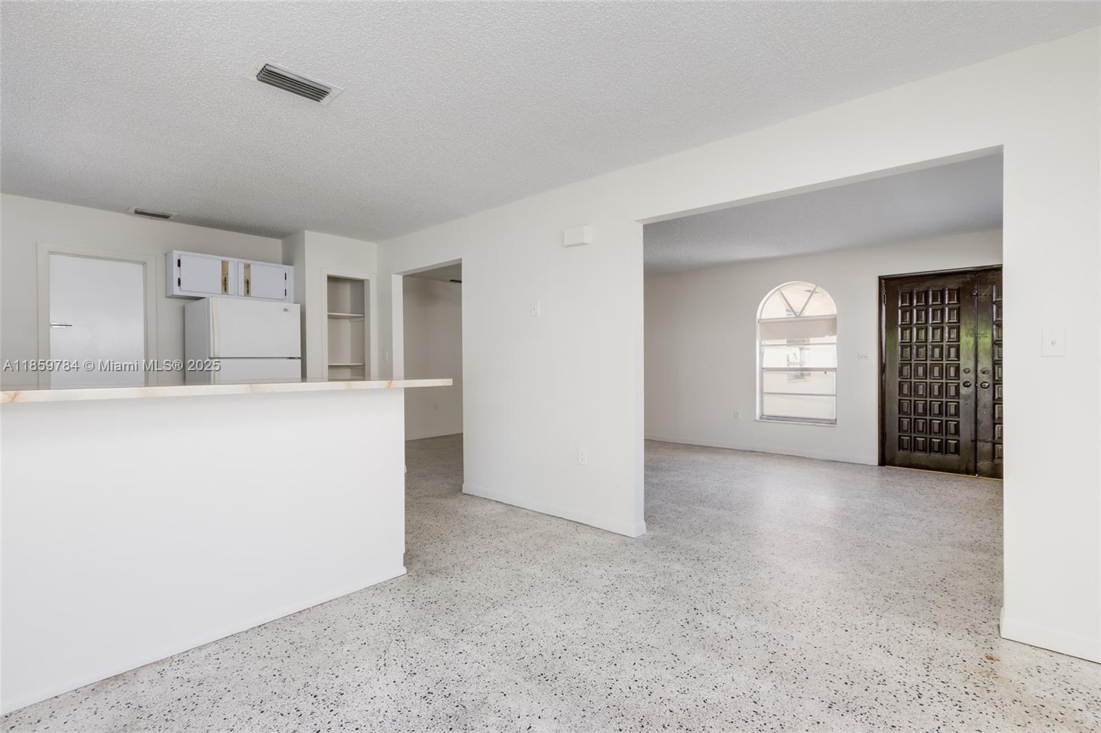 See details / 2350 sq. ft. $ 2025-08-15 0 Photo