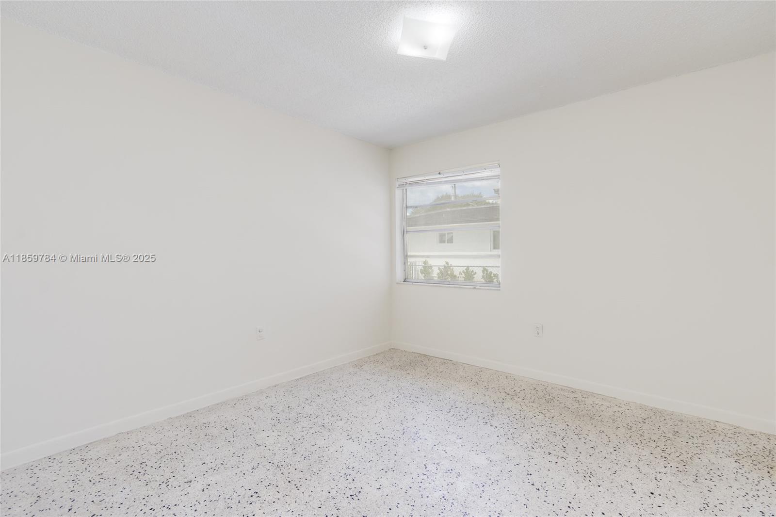 See details / 2350 sq. ft. $ 2025-08-15 0 Photo