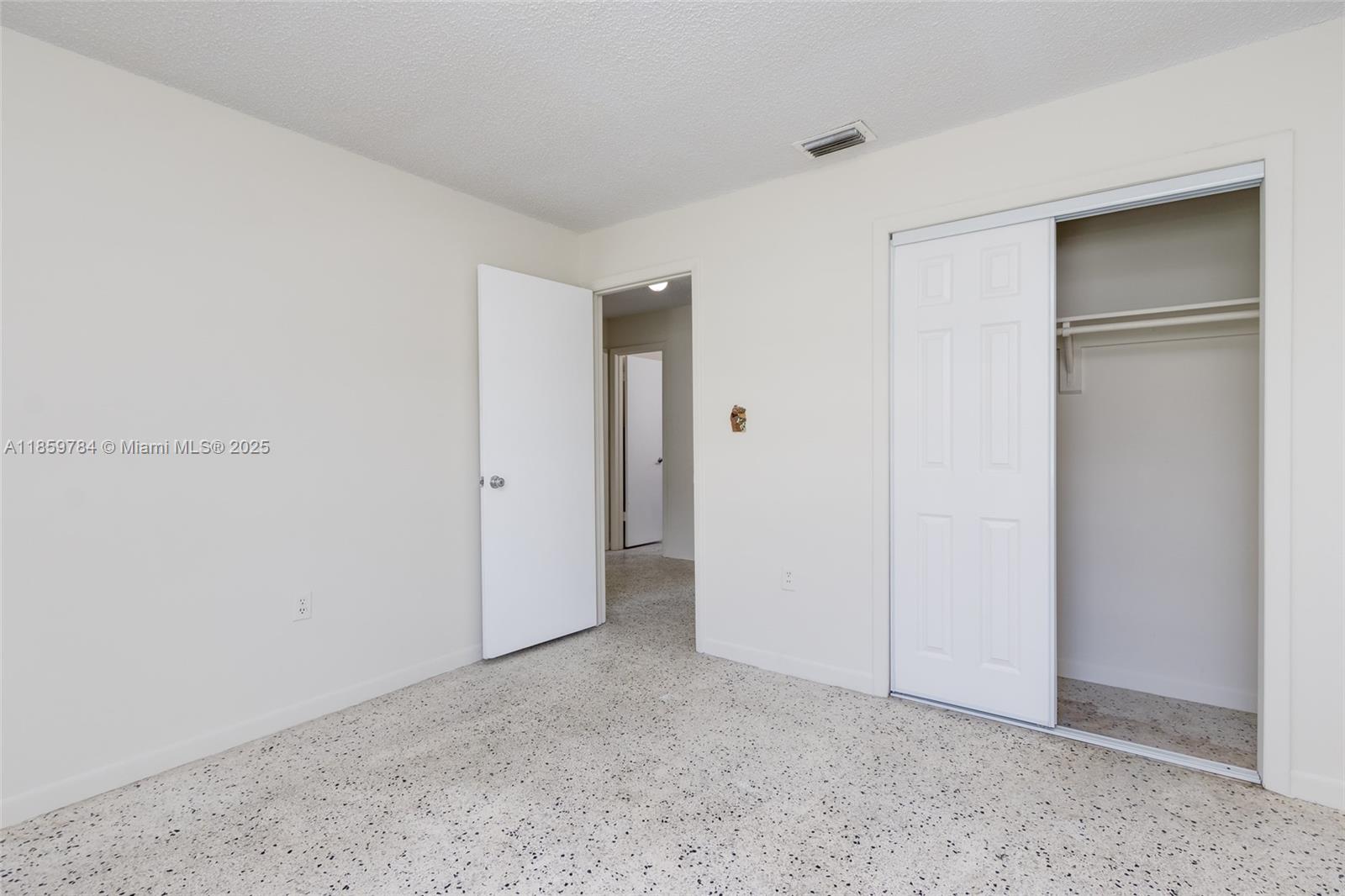 See details / 2350 sq. ft. $ 2025-08-15 0 Photo