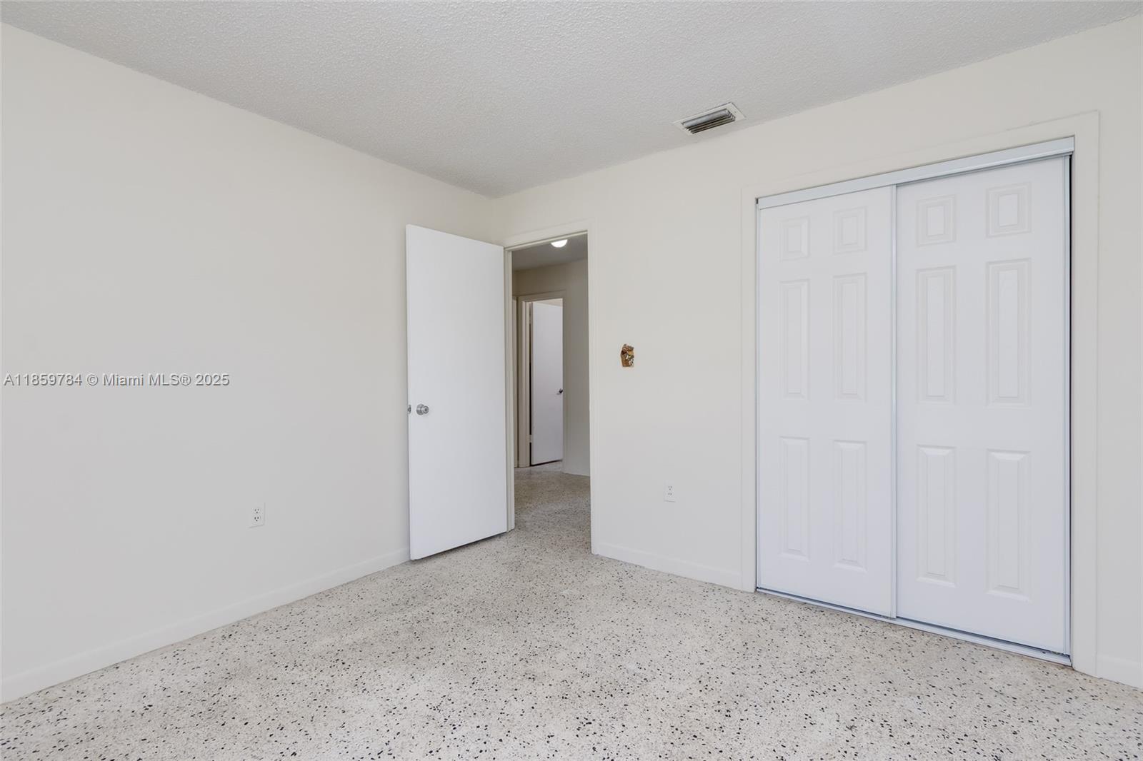 See details / 2350 sq. ft. $ 2025-08-15 0 Photo