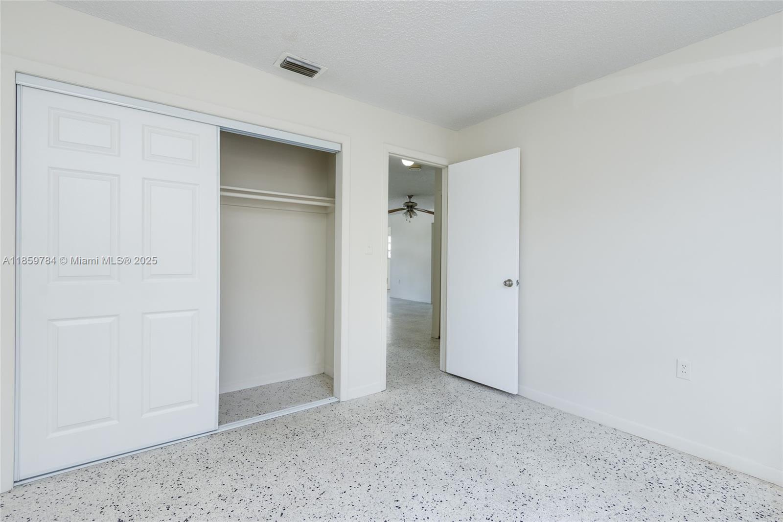 See details / 2350 sq. ft. $ 2025-08-15 0 Photo