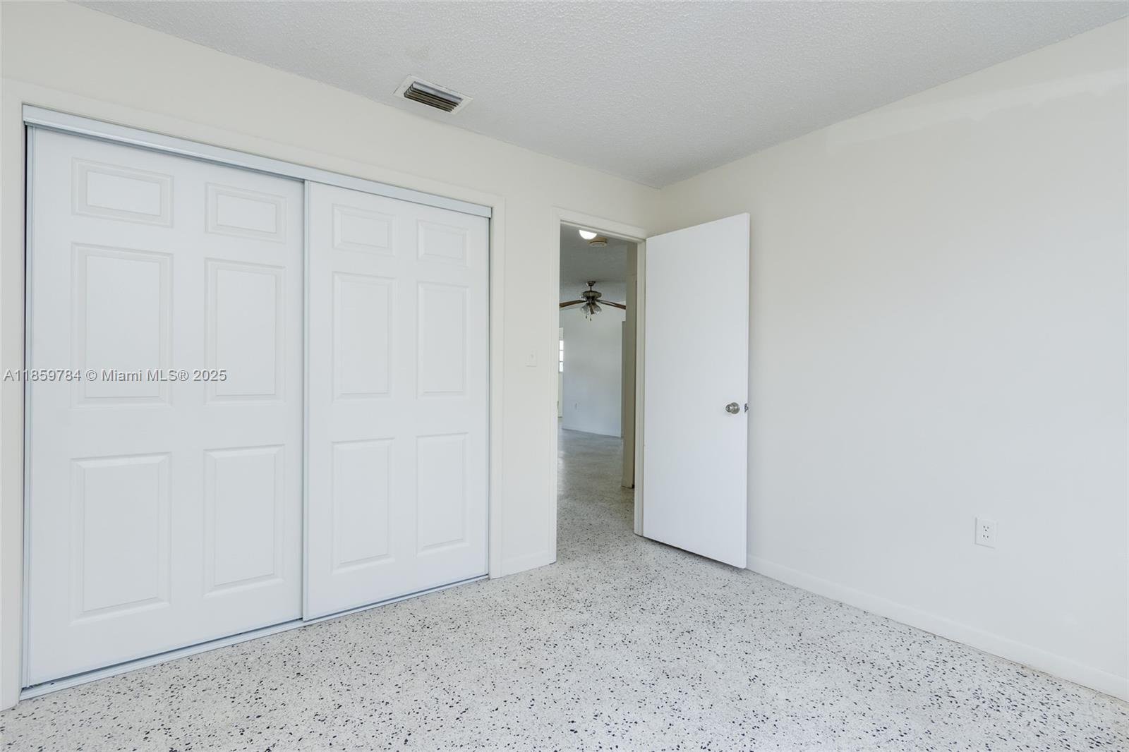 See details / 2350 sq. ft. $ 2025-08-15 0 Photo