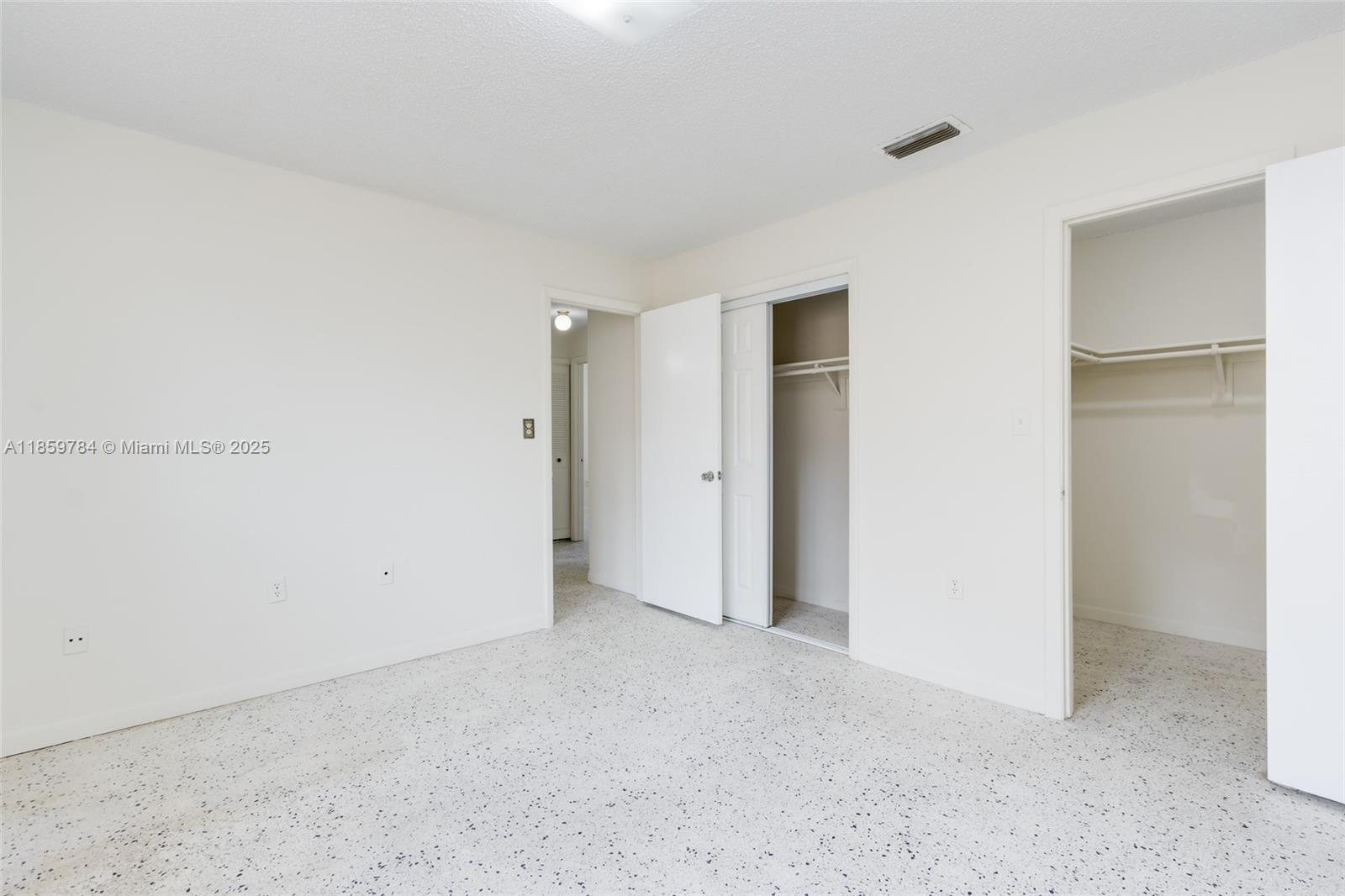 See details / 2350 sq. ft. $ 2025-08-15 0 Photo