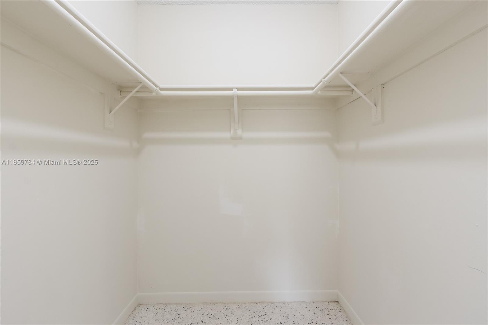 See details / 2350 sq. ft. $ 2025-08-15 0 Photo