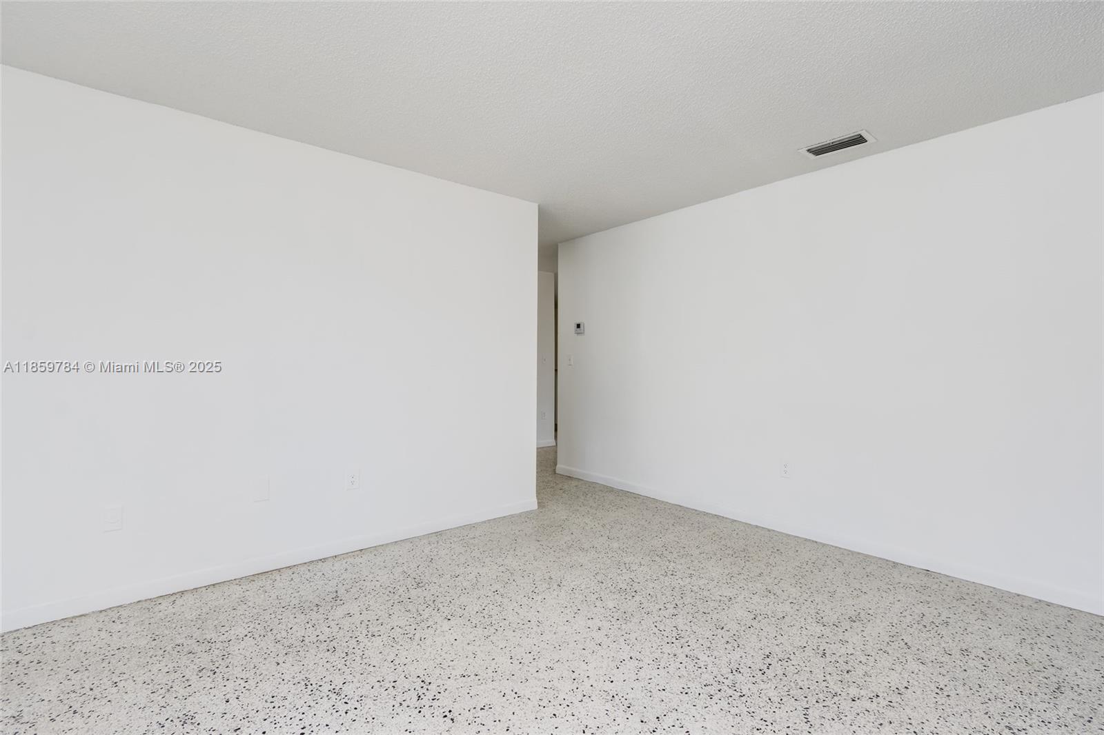 See details / 2350 sq. ft. $ 2025-08-15 0 Photo