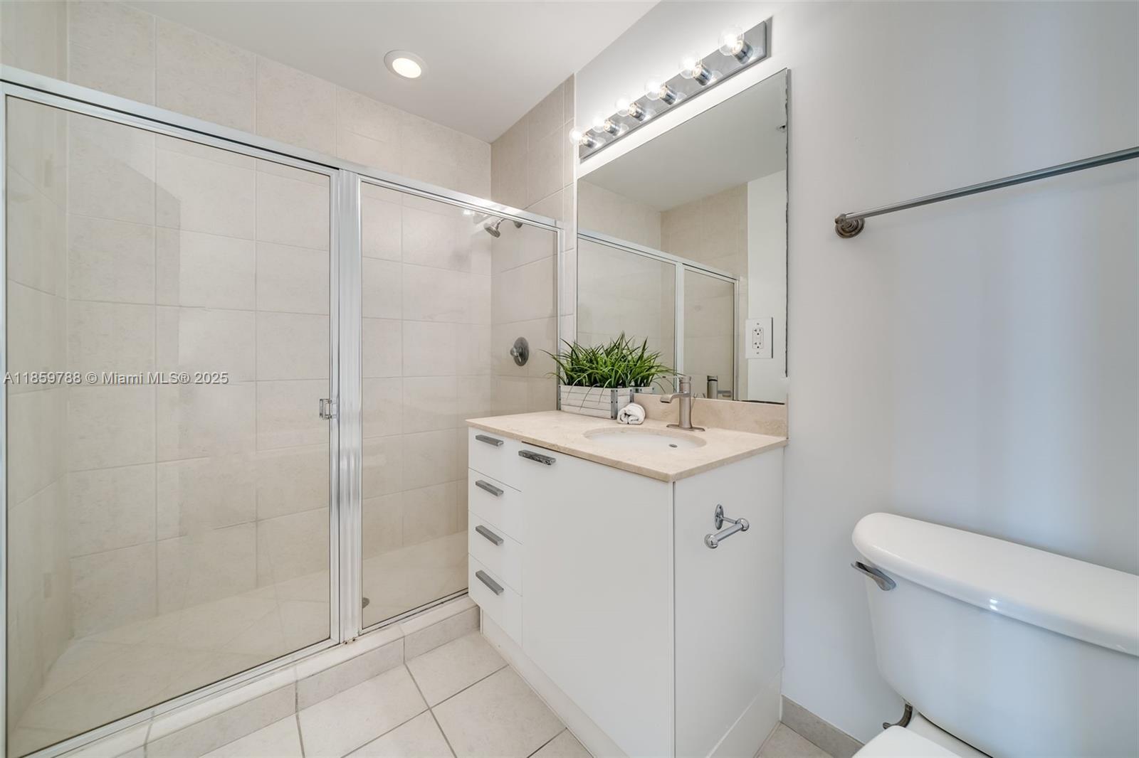 Photo of 140 Dixie Hwy  #1037, Hollywood, Florida, 33020 - Master bathroom
