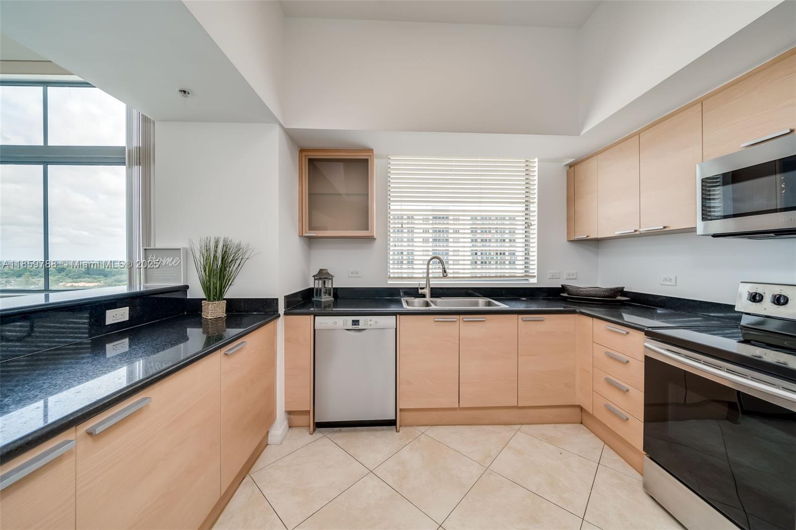 Photo of 140 Dixie Hwy  #1037, Hollywood, Florida, 33020 - Kitchen