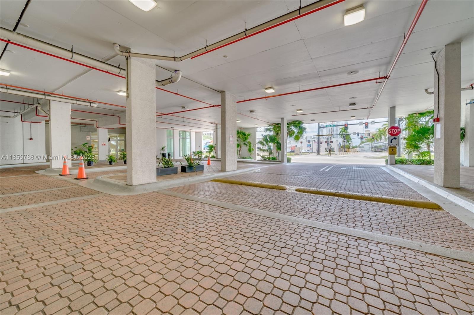 Photo of 140 Dixie Hwy  #1037, Hollywood, Florida, 33020 - Driveway 7 valet parking area