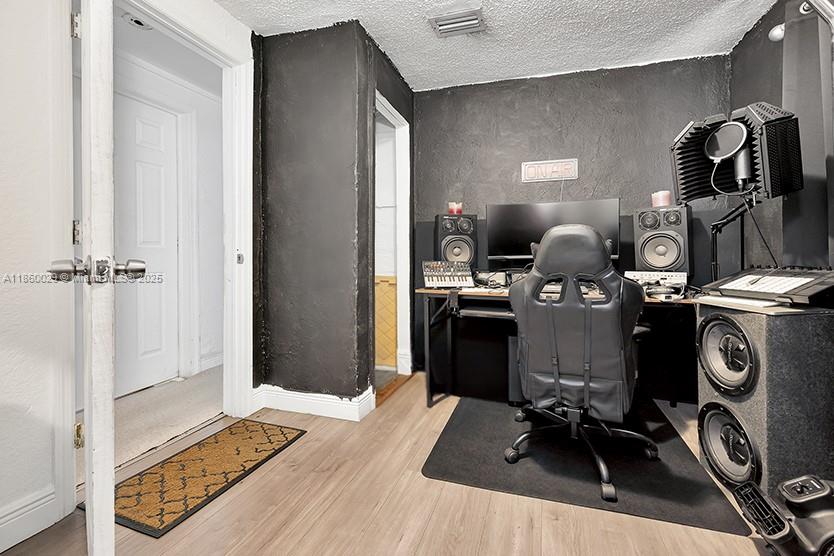 1820 3 / 1 912 sq. ft. $ 2025-08-16 0 Photo
