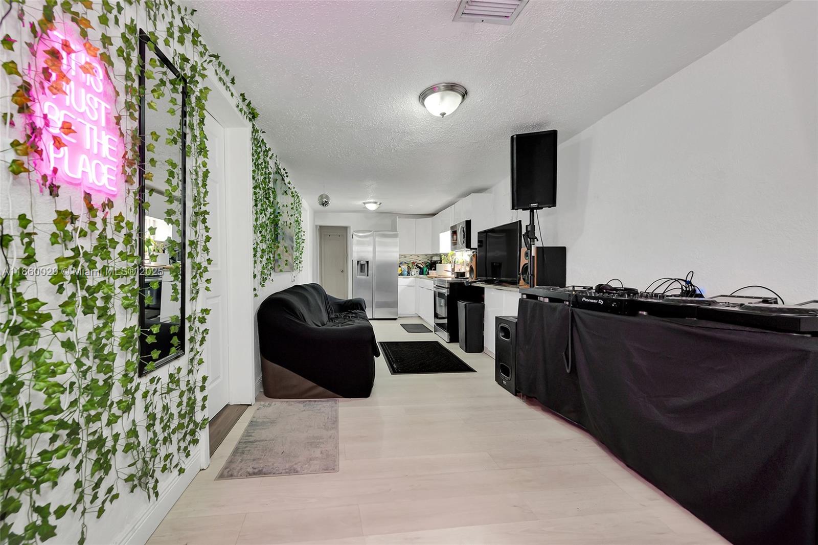 1820 3 / 1 912 sq. ft. $ 2025-08-16 0 Photo
