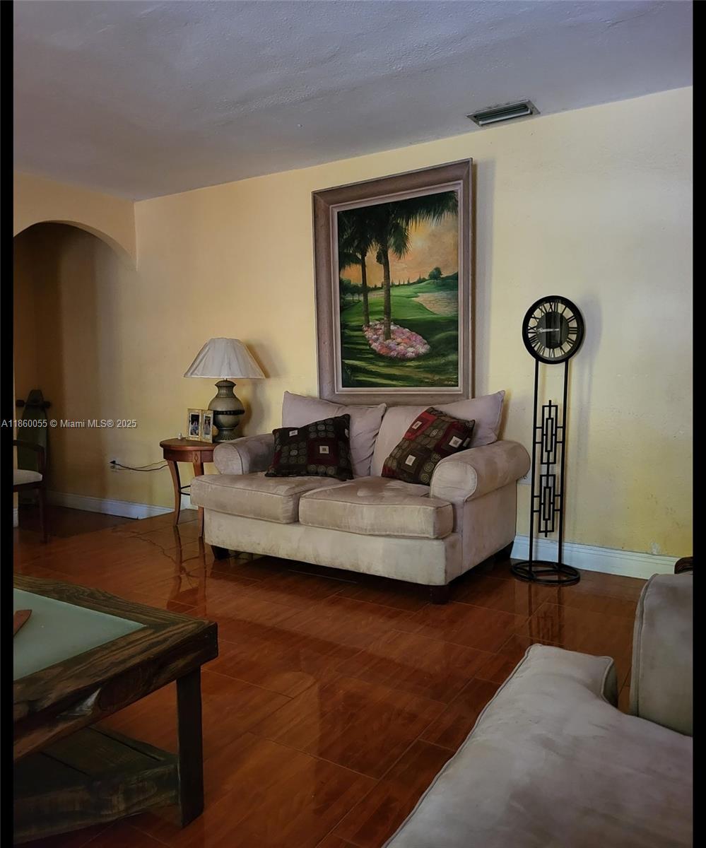 Ver detalles / 3693 sq. ft. $ 2025-08-16 0 foto