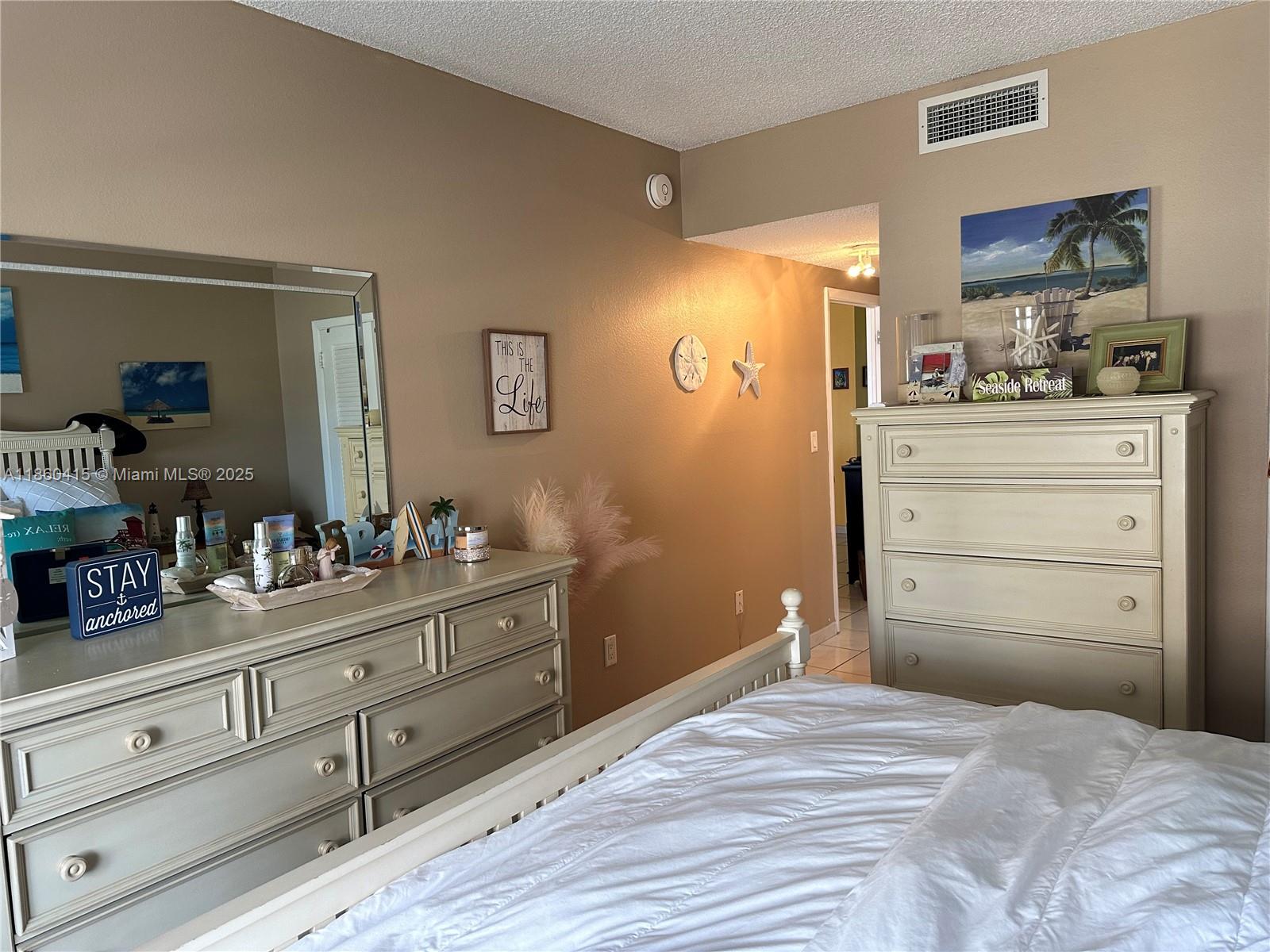 4B 1 / 2 870 sq. ft. $ 2025-08-17 0 foto