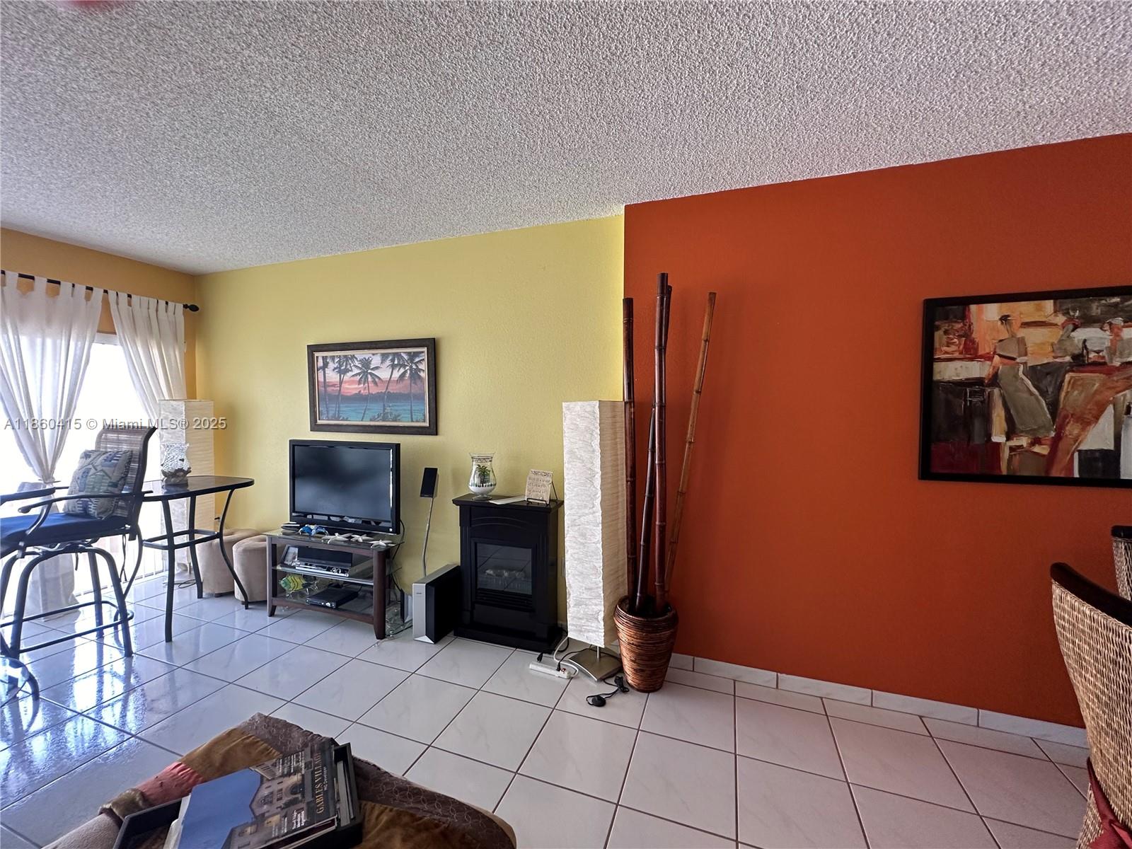 4B 1 / 2 870 sq. ft. $ 2025-08-17 0 foto