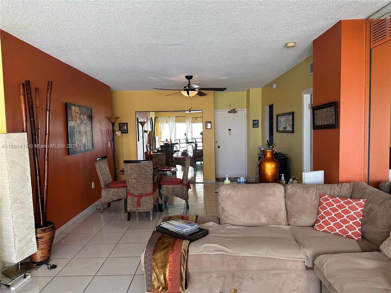 4B 1 / 2 870 sq. ft. $ 2025-08-17 0 foto