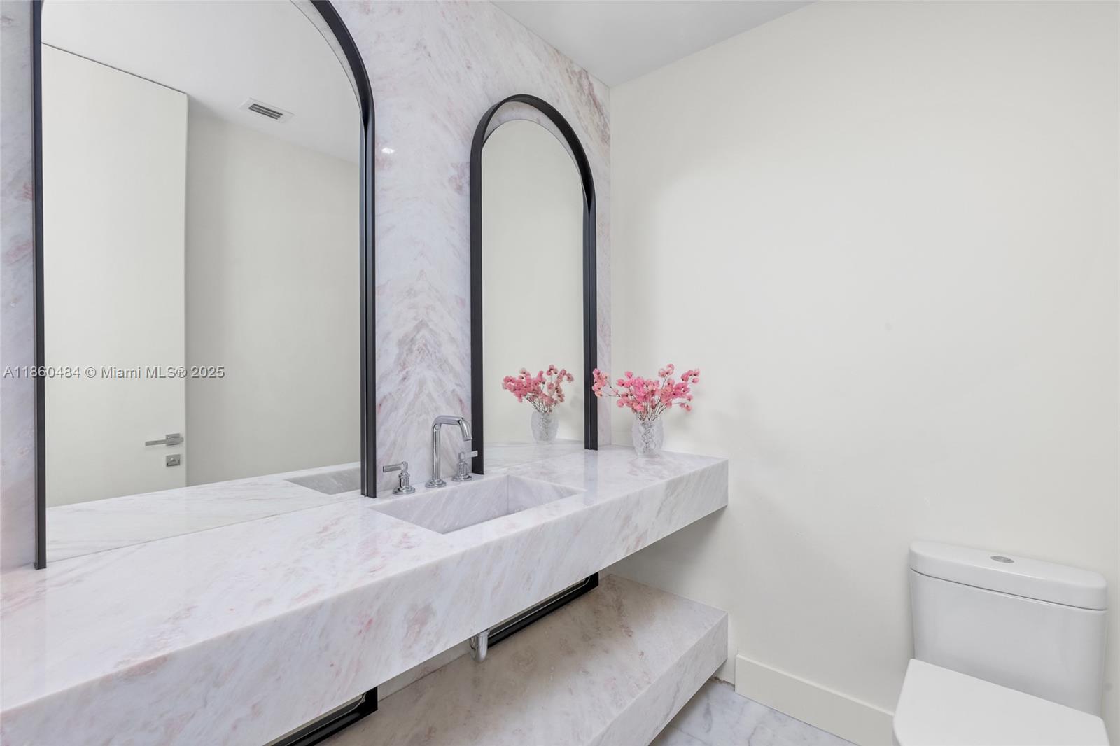 6 4 / 6 4992 sq. ft. $ 2025-08-18 0 foto