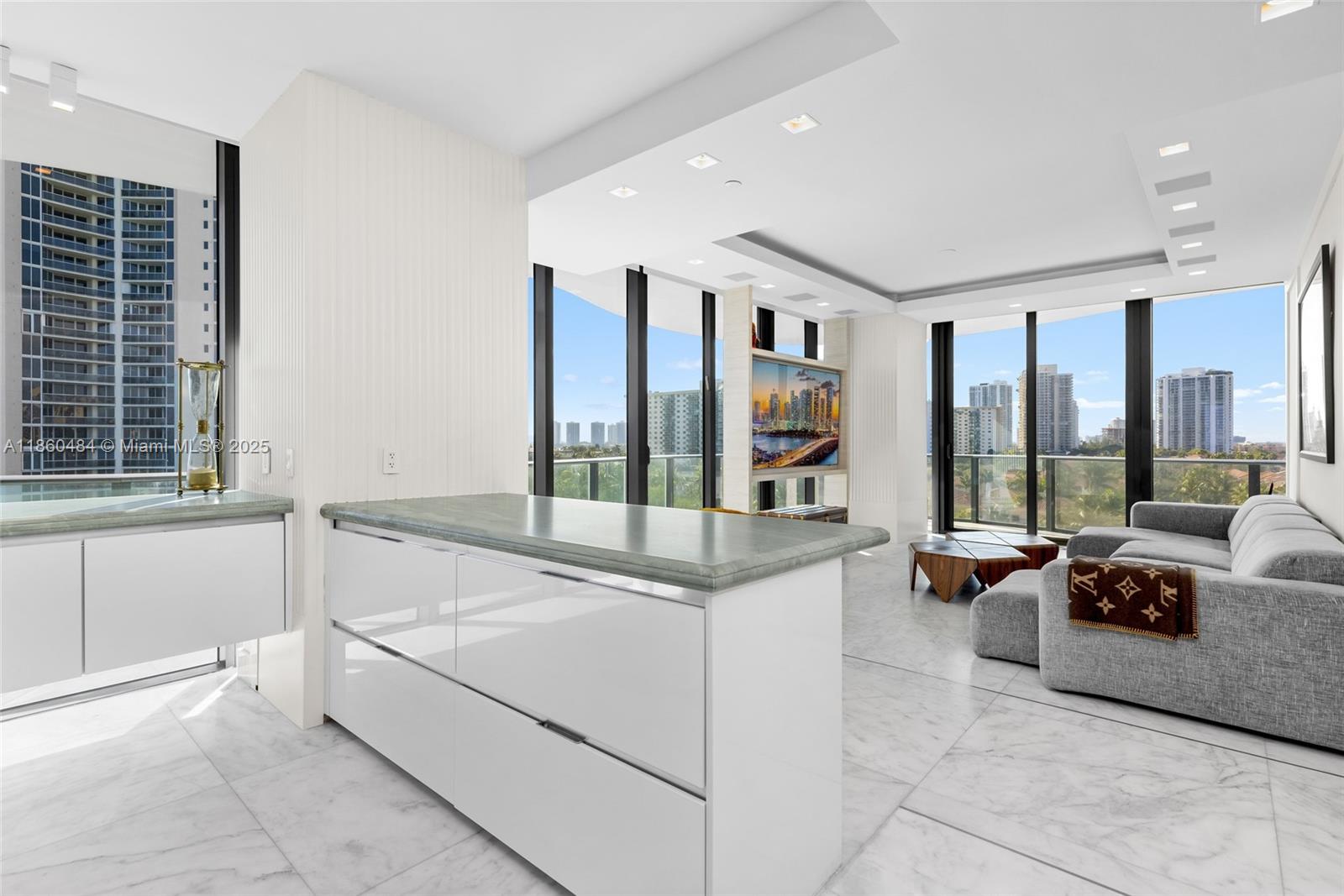 6 4 / 6 4992 sq. ft. $ 2025-08-18 0 foto
