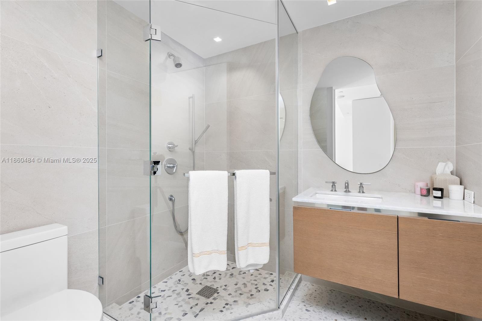 6 4 / 6 4992 sq. ft. $ 2025-08-18 0 foto