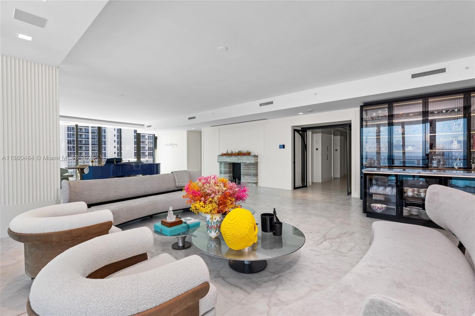6 4 / 6 4992 sq. ft. $ 2025-08-18 0 foto