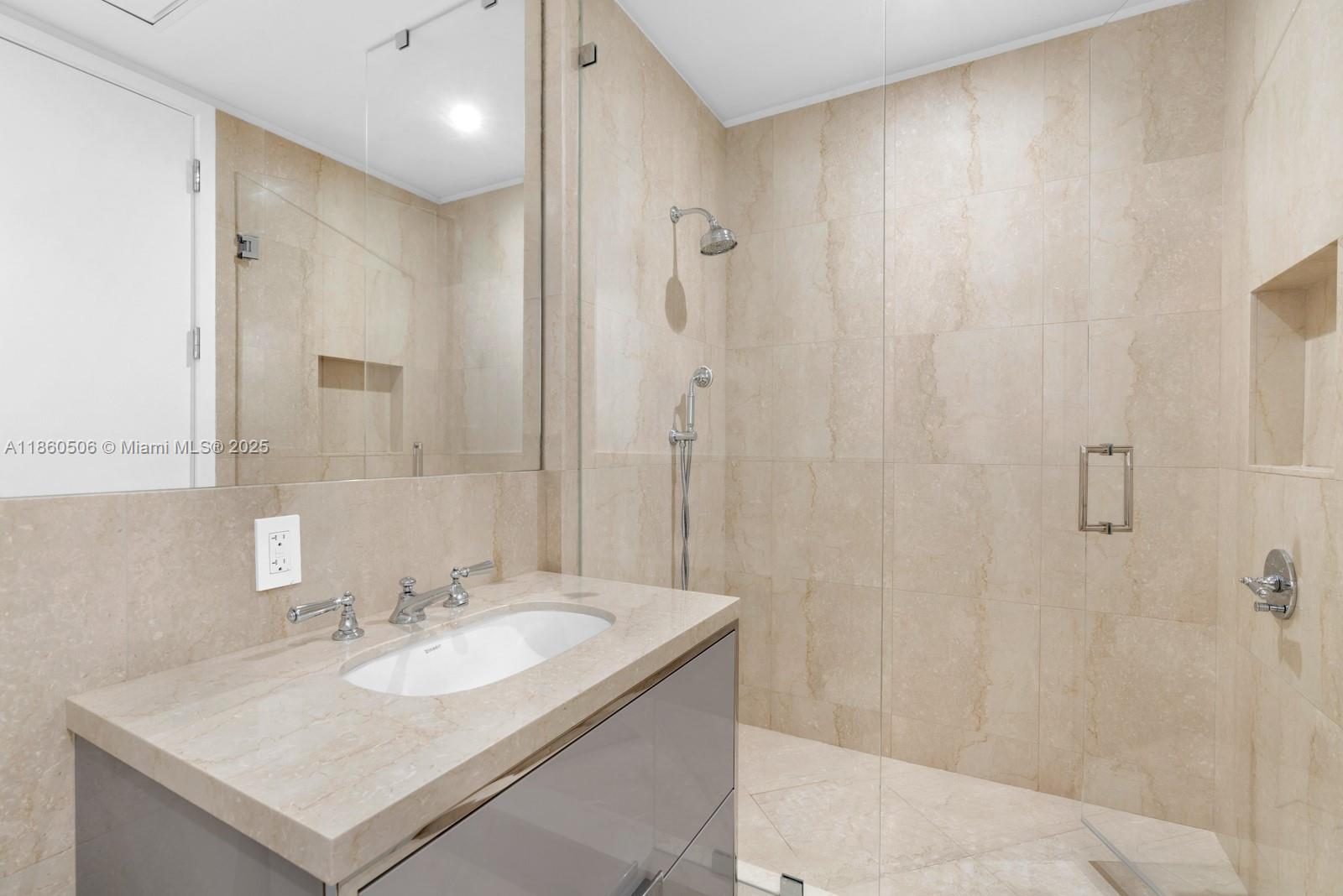 See details 1705 4 / 6 3640 sq. ft. $ 2025-08-18 0 Photo