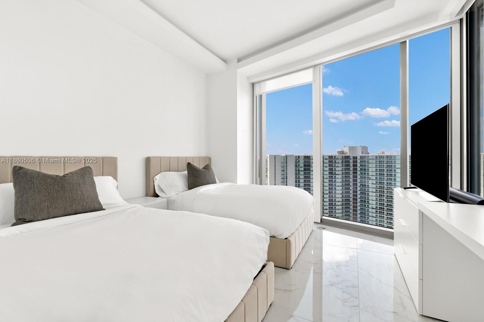 See details 1705 4 / 6 3640 sq. ft. $ 2025-08-18 0 Photo