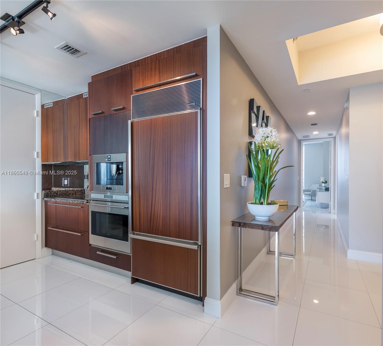 See details 1102 3 / 4 1974 sq. ft. $ 2025-08-18 0 Photo