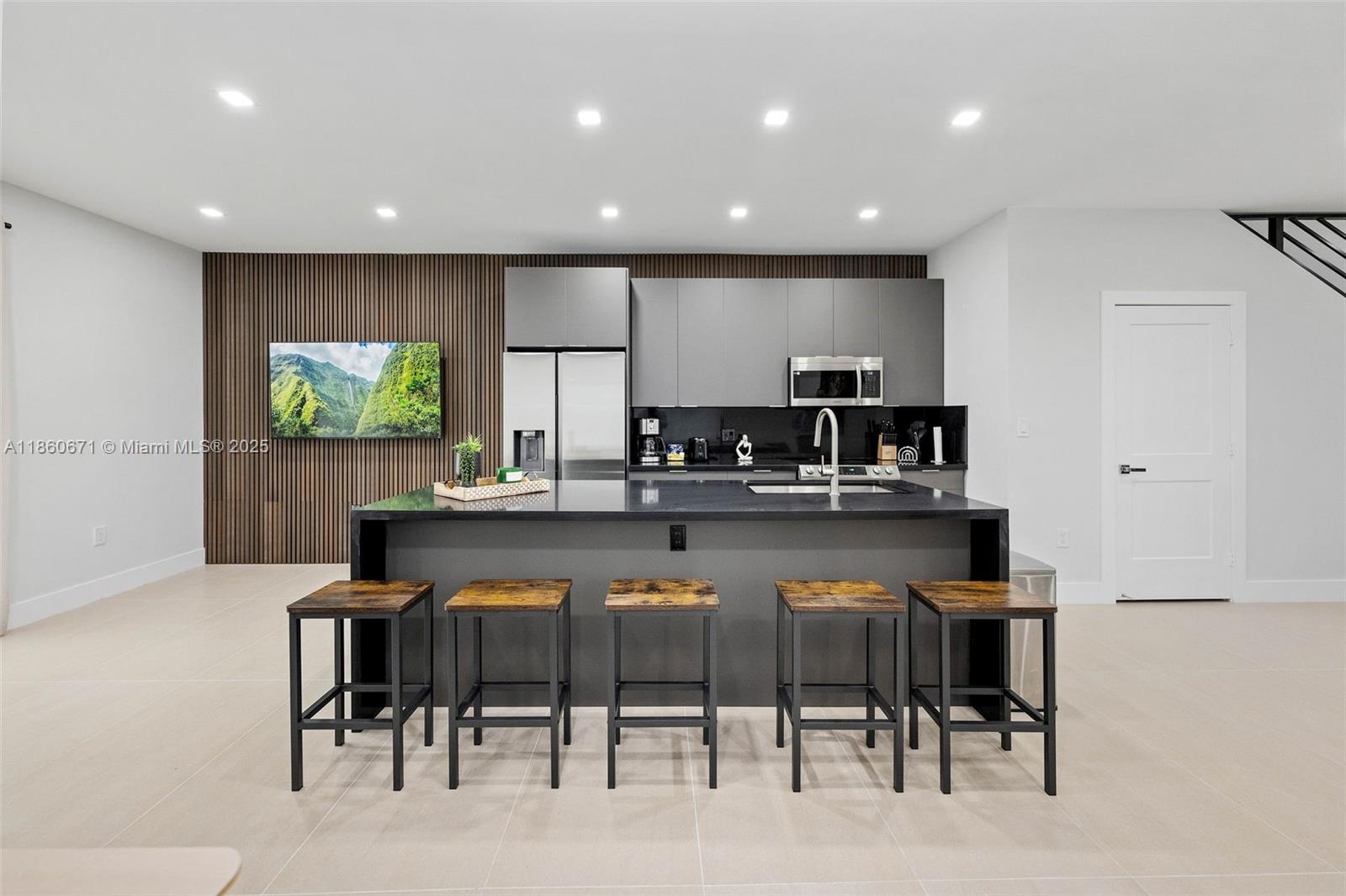 See details / 4900 sq. ft. $ 2025-08-18 0 Photo