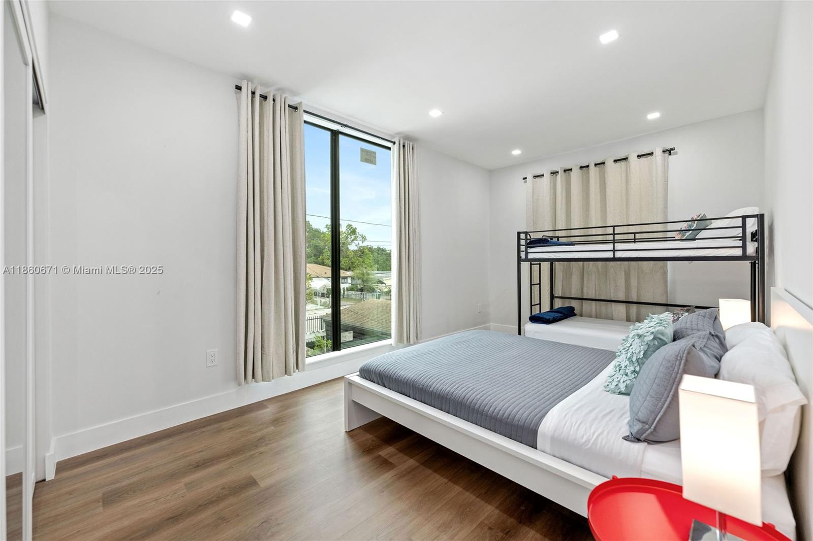 See details / 4900 sq. ft. $ 2025-08-18 0 Photo