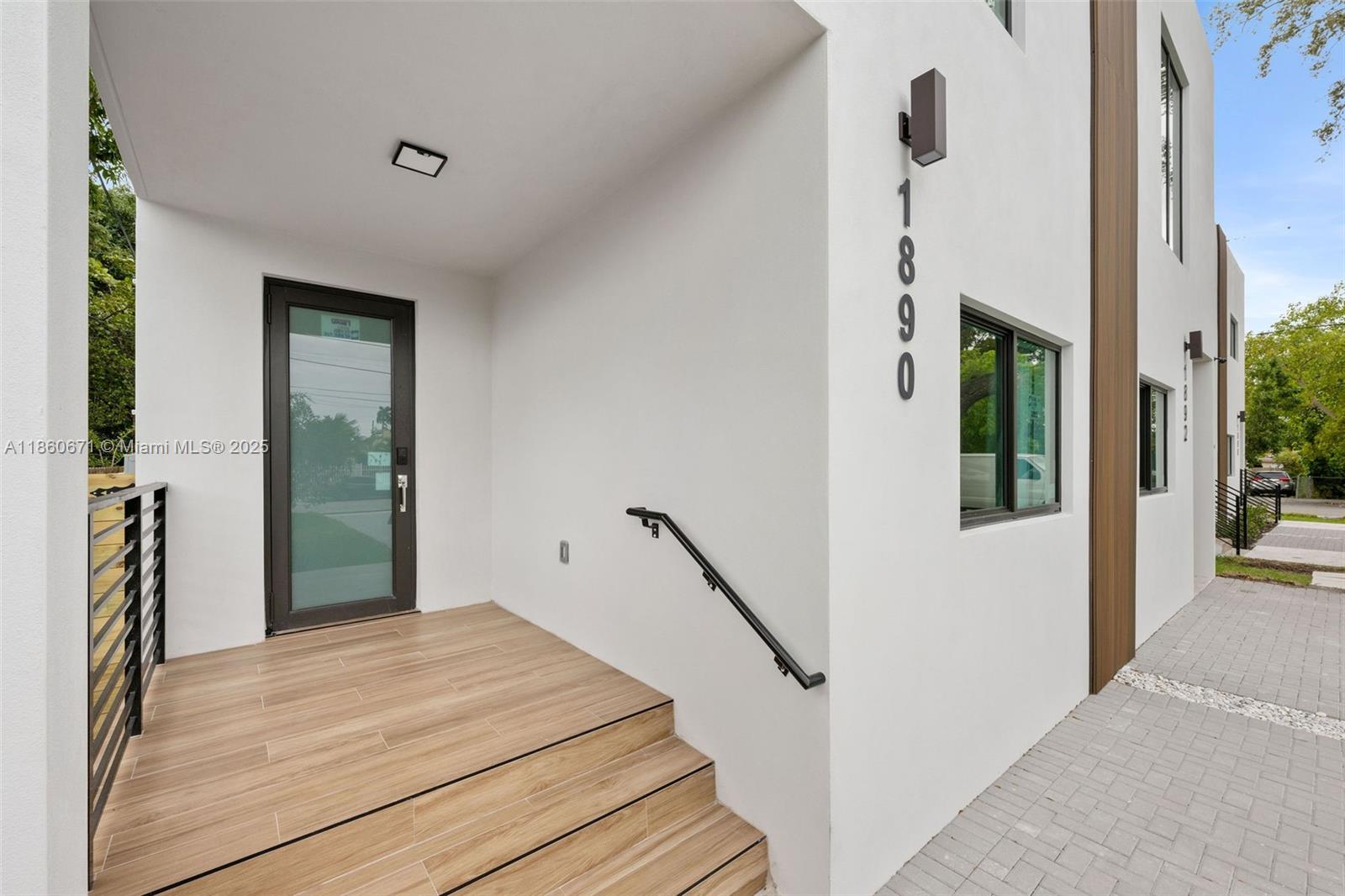 See details / 4900 sq. ft. $ 2025-08-18 0 Photo
