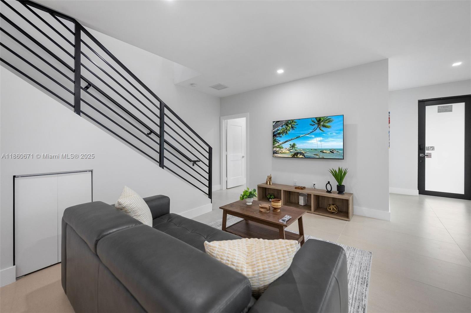See details / 4900 sq. ft. $ 2025-08-18 0 Photo