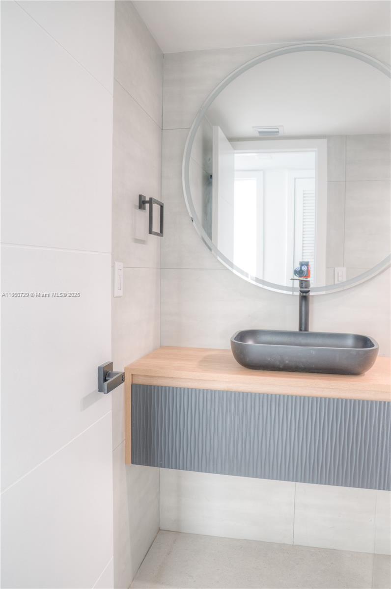 Photo of 1410 Ocean Dr  #1406, Hollywood, Florida, 33019 - 
