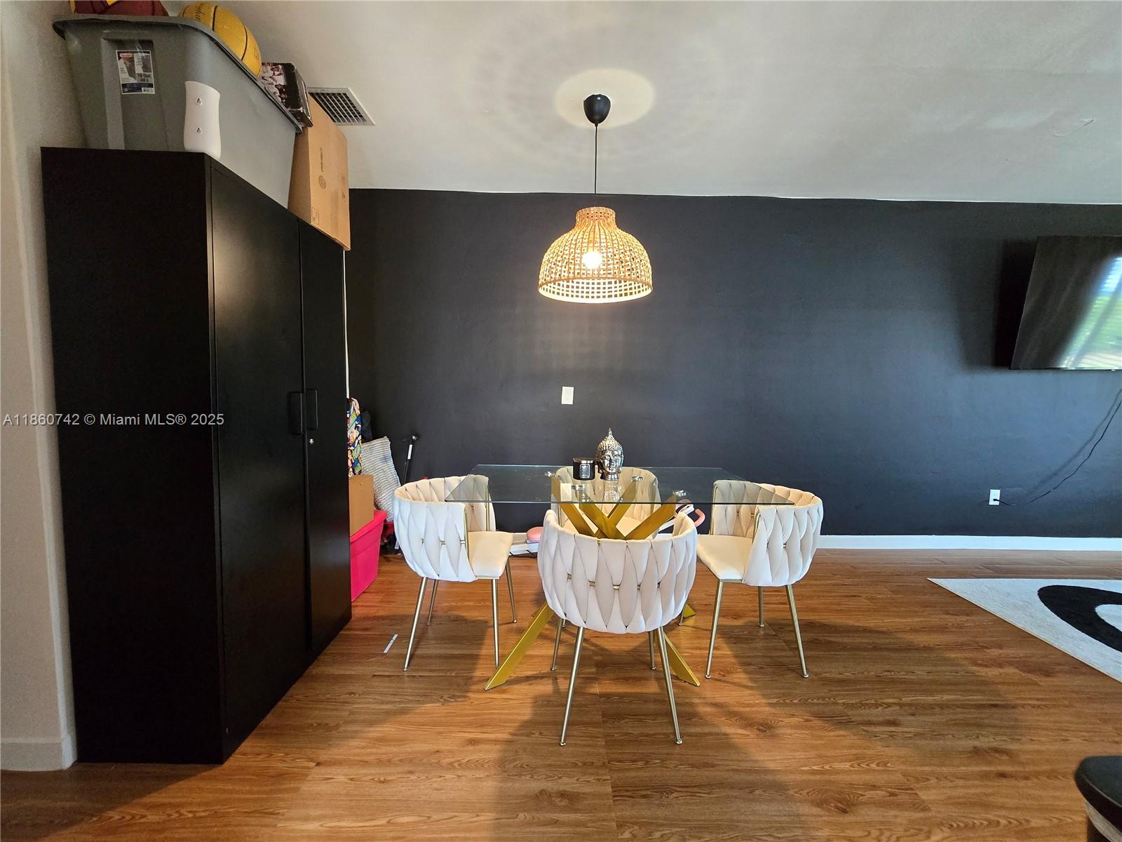 See details / 1656 sq. ft. $ 2025-08-18 0 Photo